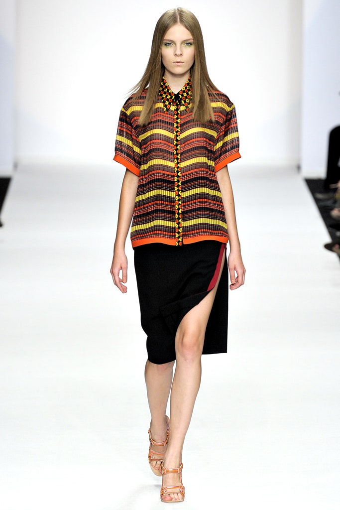 red cotton short-sleeve collared fitted striped buttoned shirt