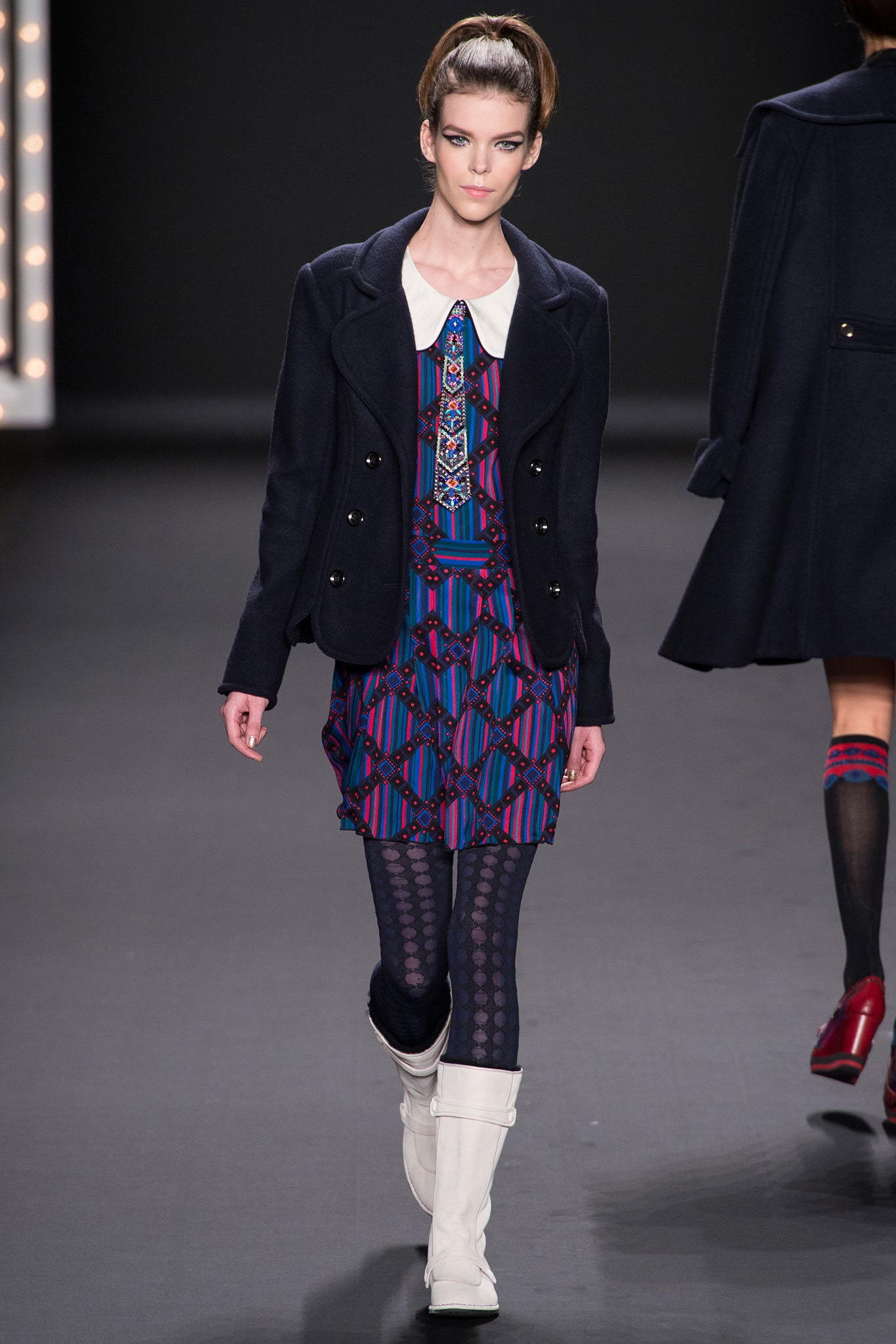 black wool long-sleeve collared fitted buttoned coat