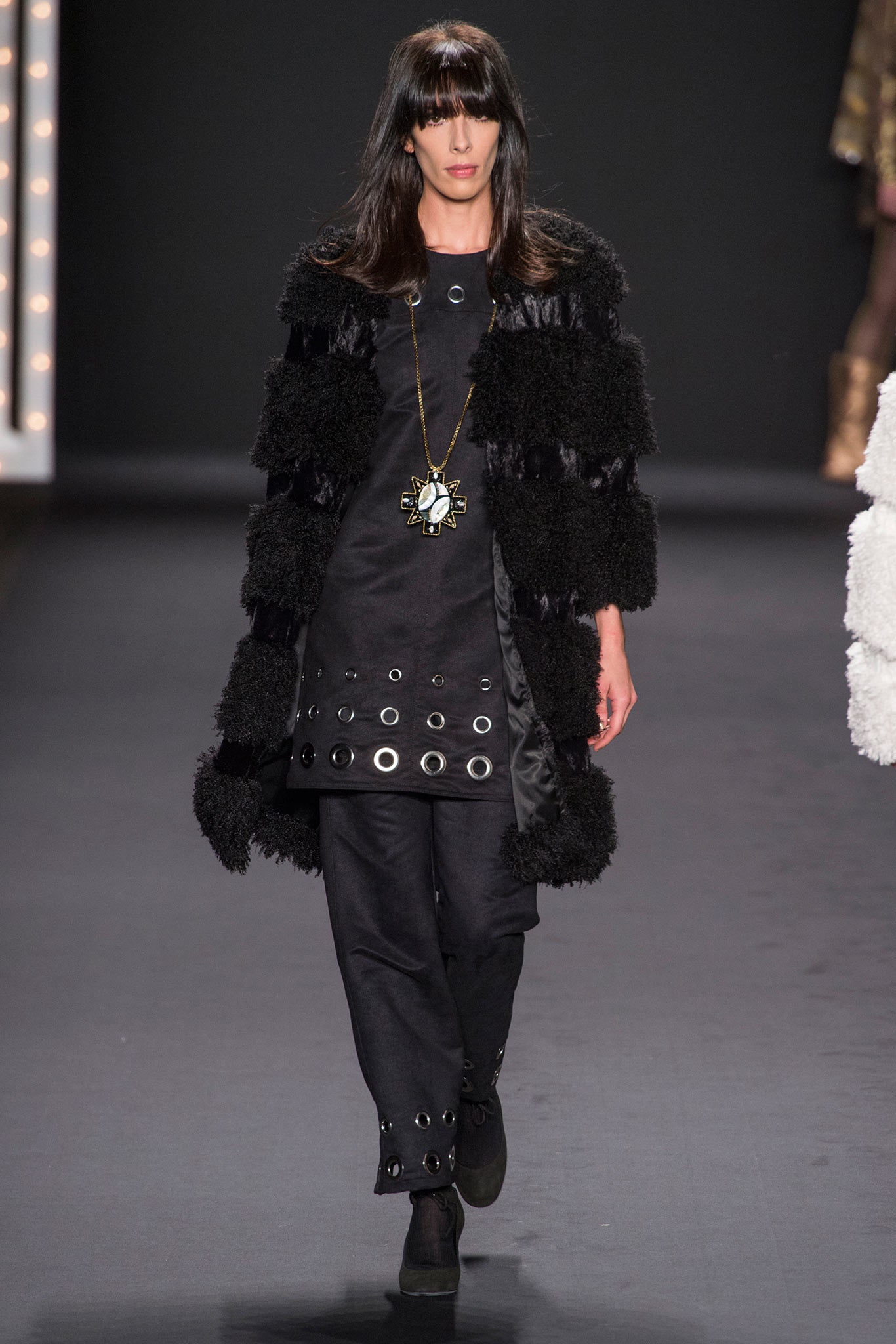 black fur long-sleeve oversized layered coat