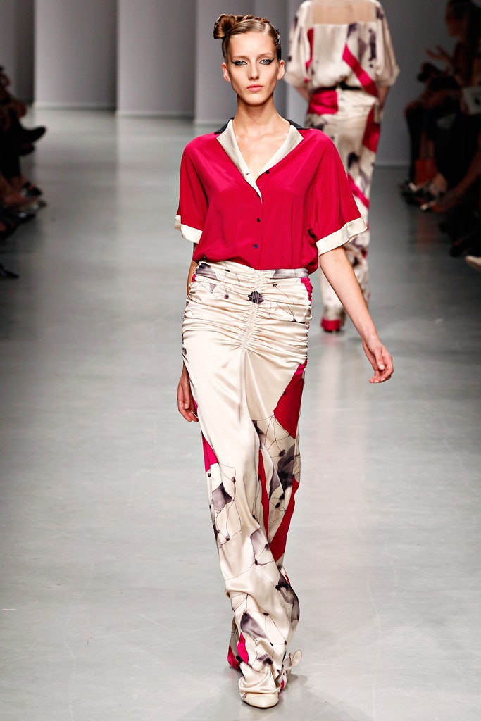 red short-sleeve collared relaxed buttoned shirt