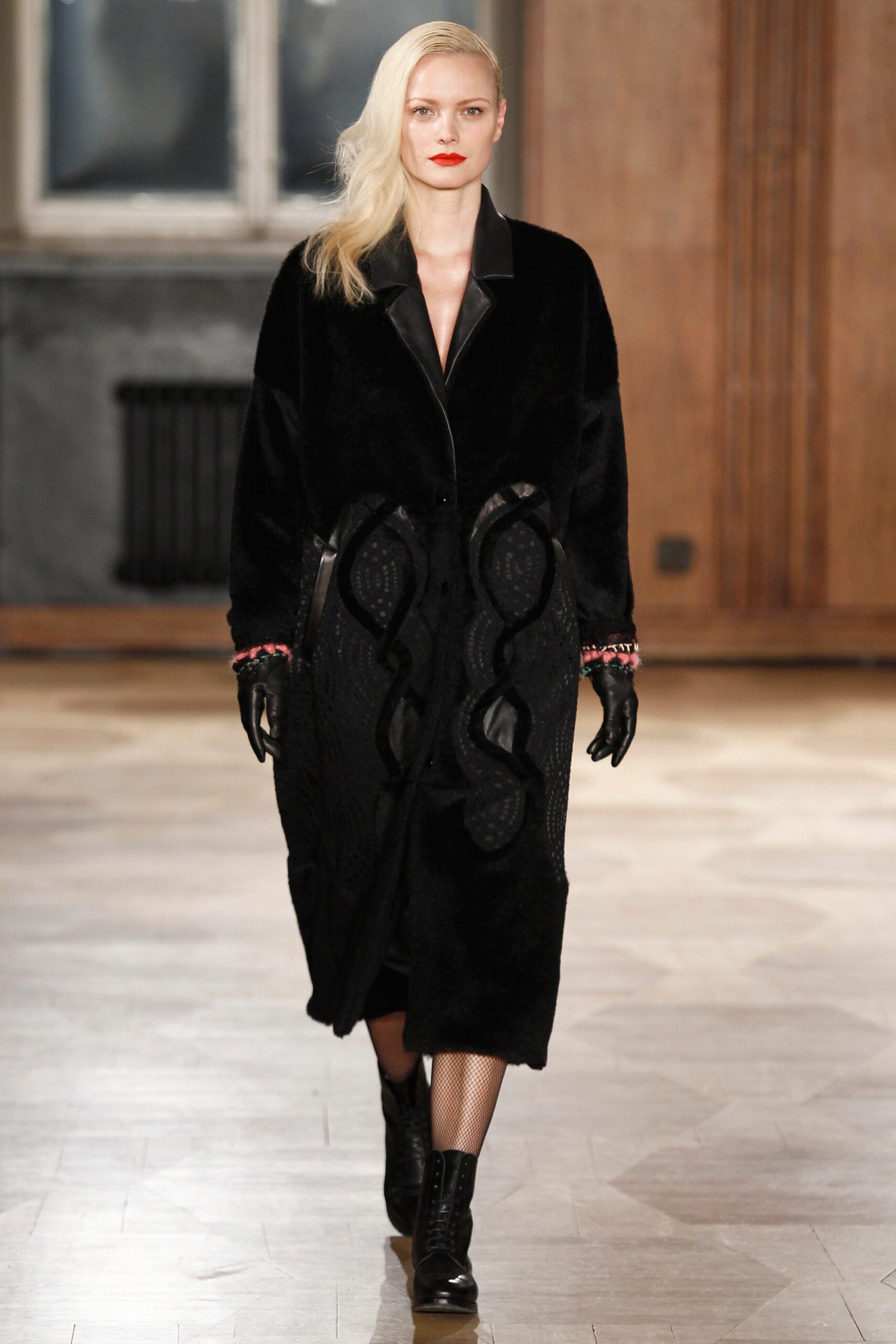 black fur long-sleeve collared fitted zippered coat
