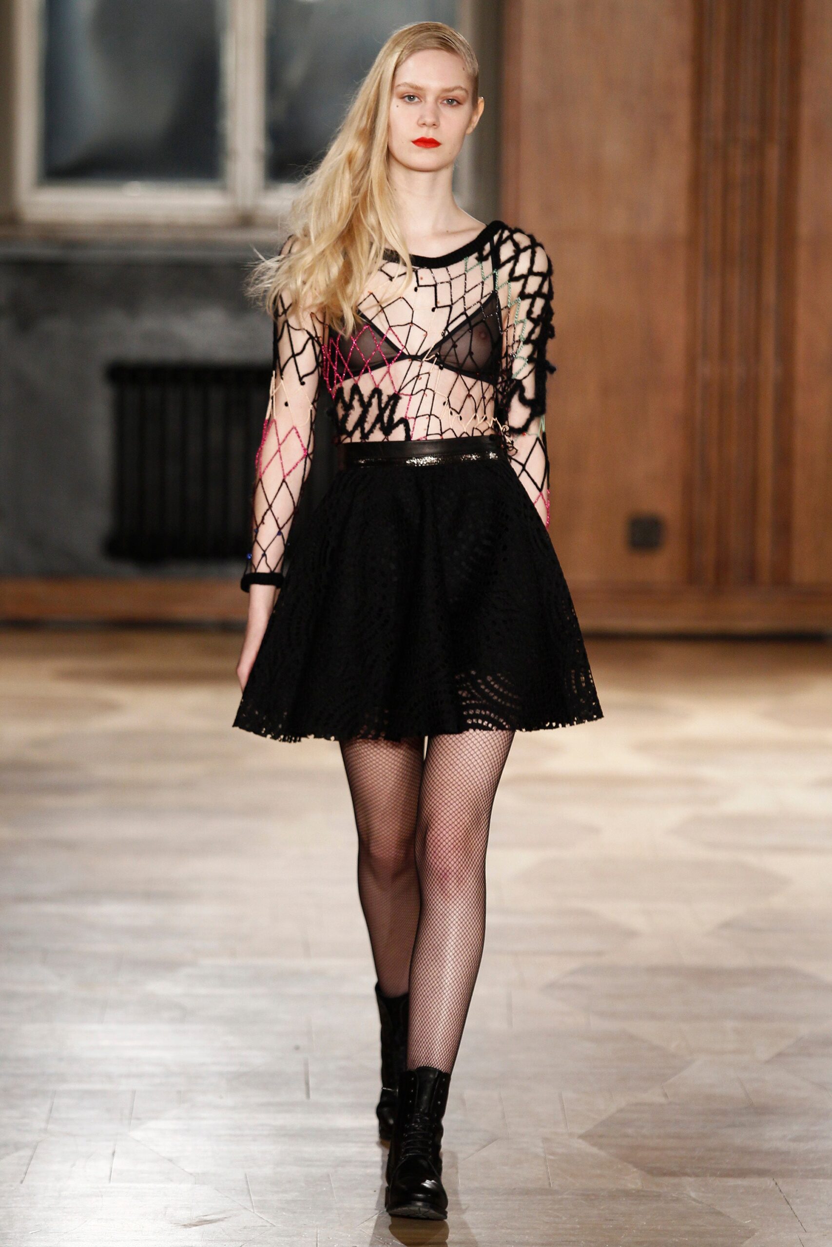 black lace long-sleeve v-neck fitted embroidered top