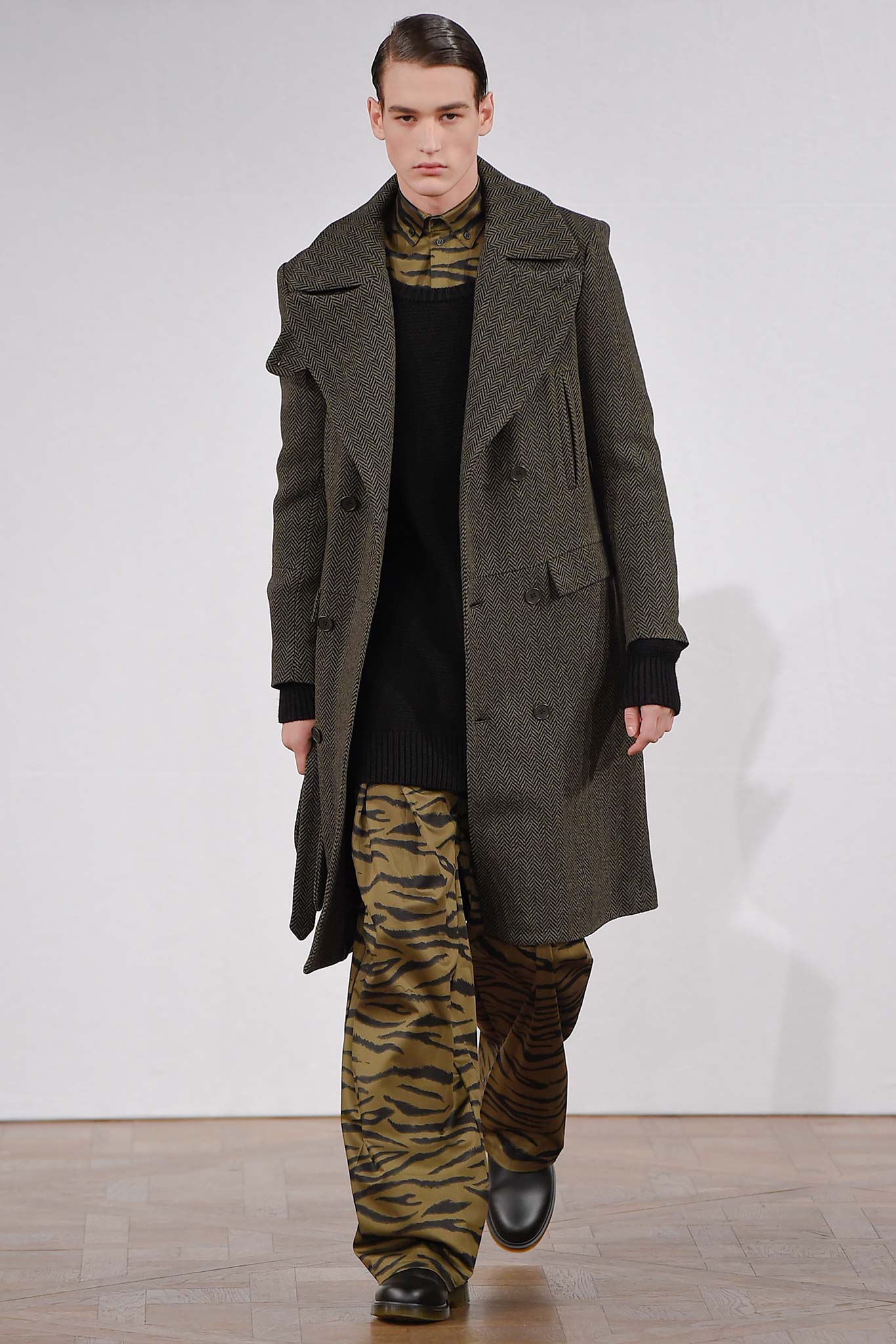 gray wool long-sleeve double-breasted tailored buttoned coat