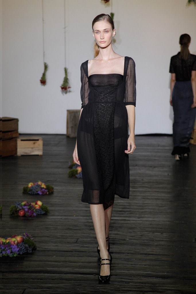 black lace sleeveless dress