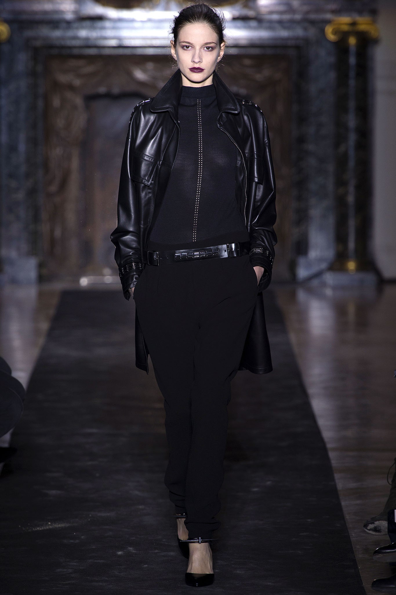 black leather long-sleeve collared fitted zippered coat