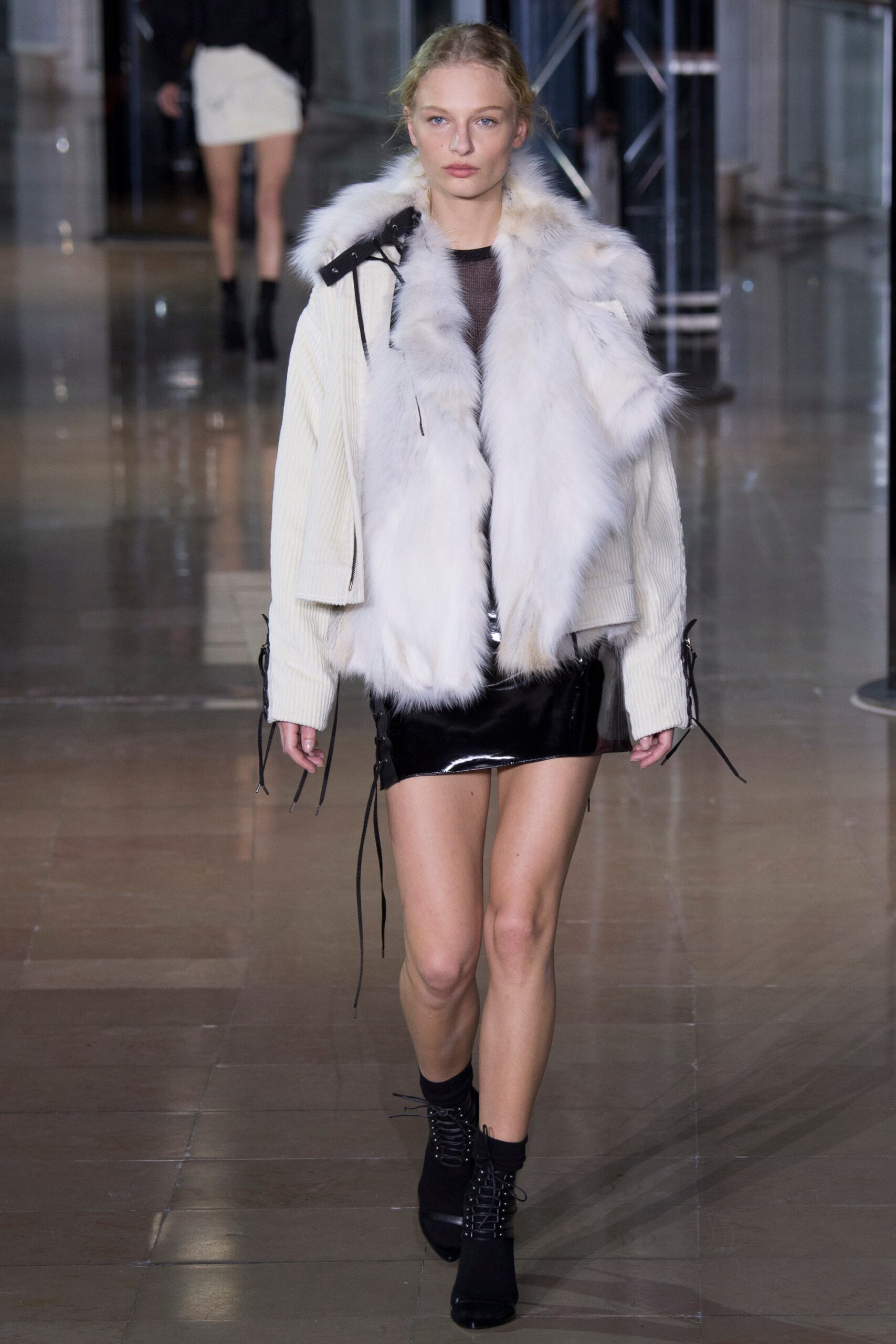 white faux-fur long-sleeve relaxed zippered coat