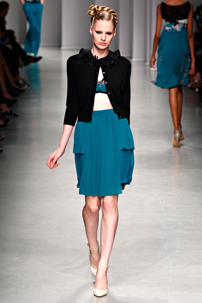 black cotton long-sleeve collared fitted ruffled jacket