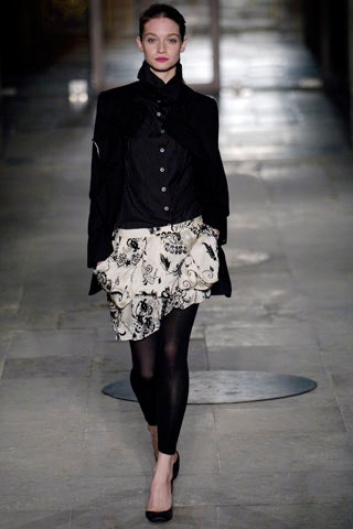 black cotton long-sleeve collared fitted buttoned blouse