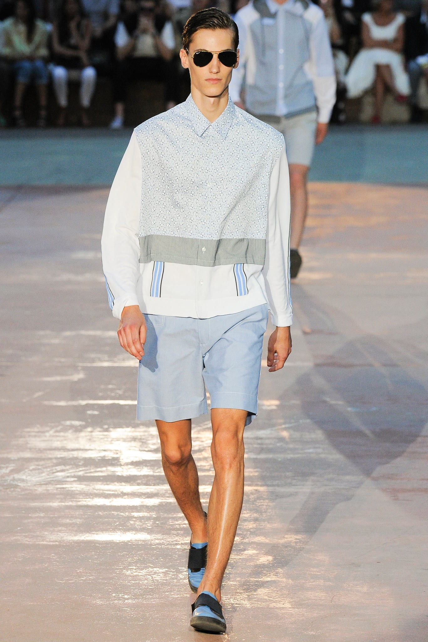 blue cotton fitted straight-leg short shorts