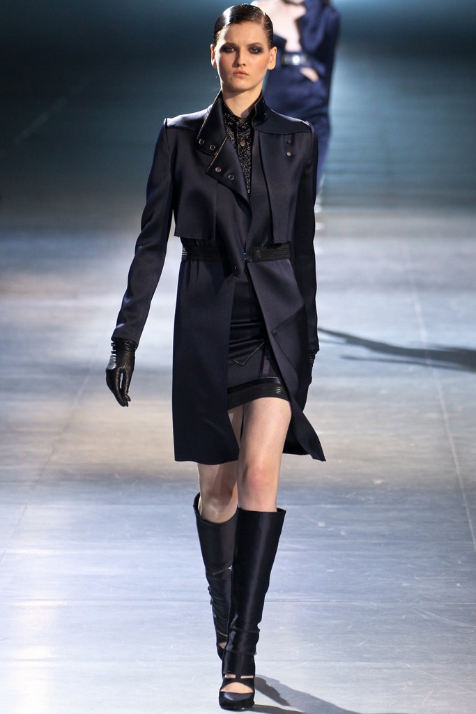 black wool long-sleeve collared fitted zippered coat
