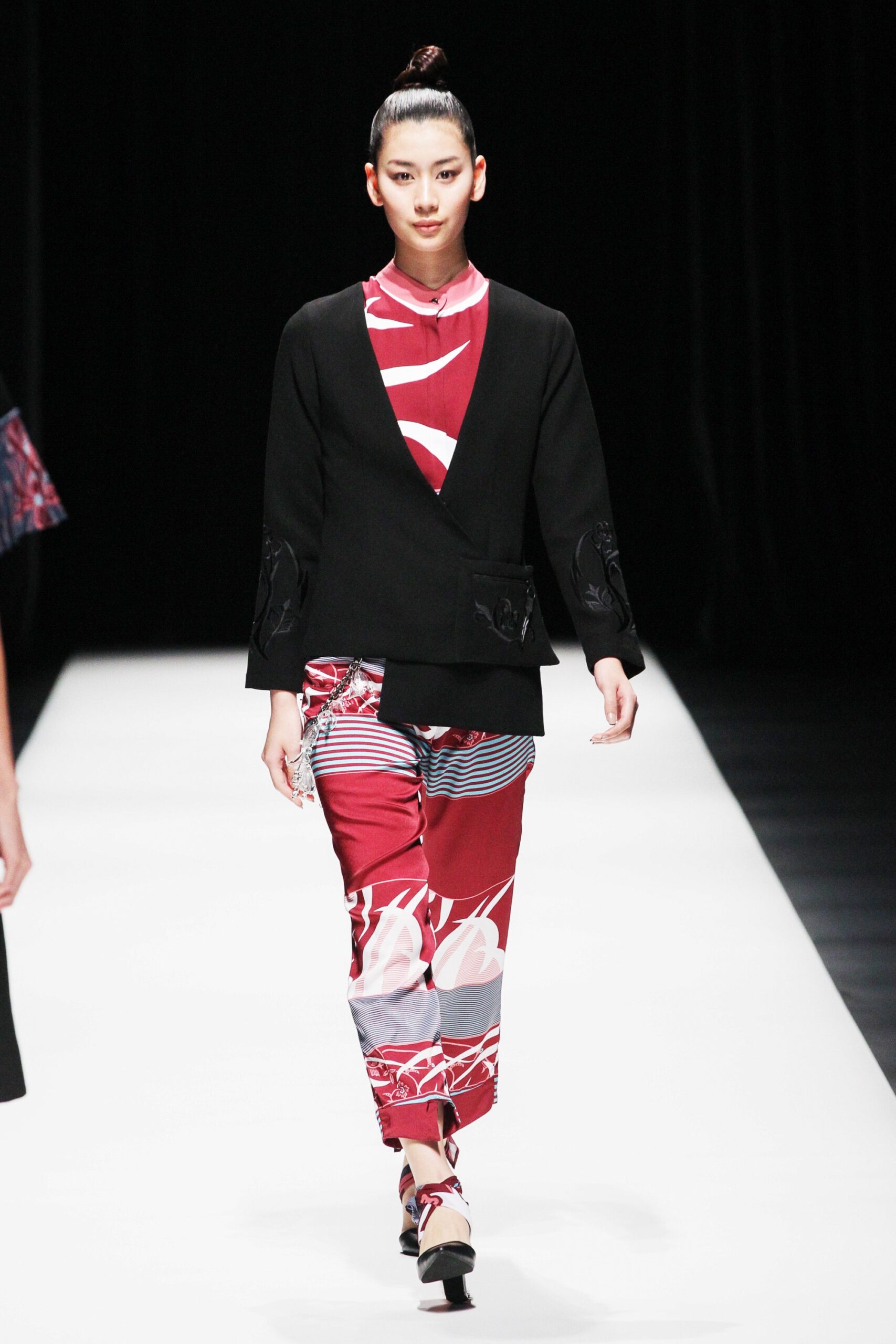 red silk short-sleeve collared fitted printed shirt