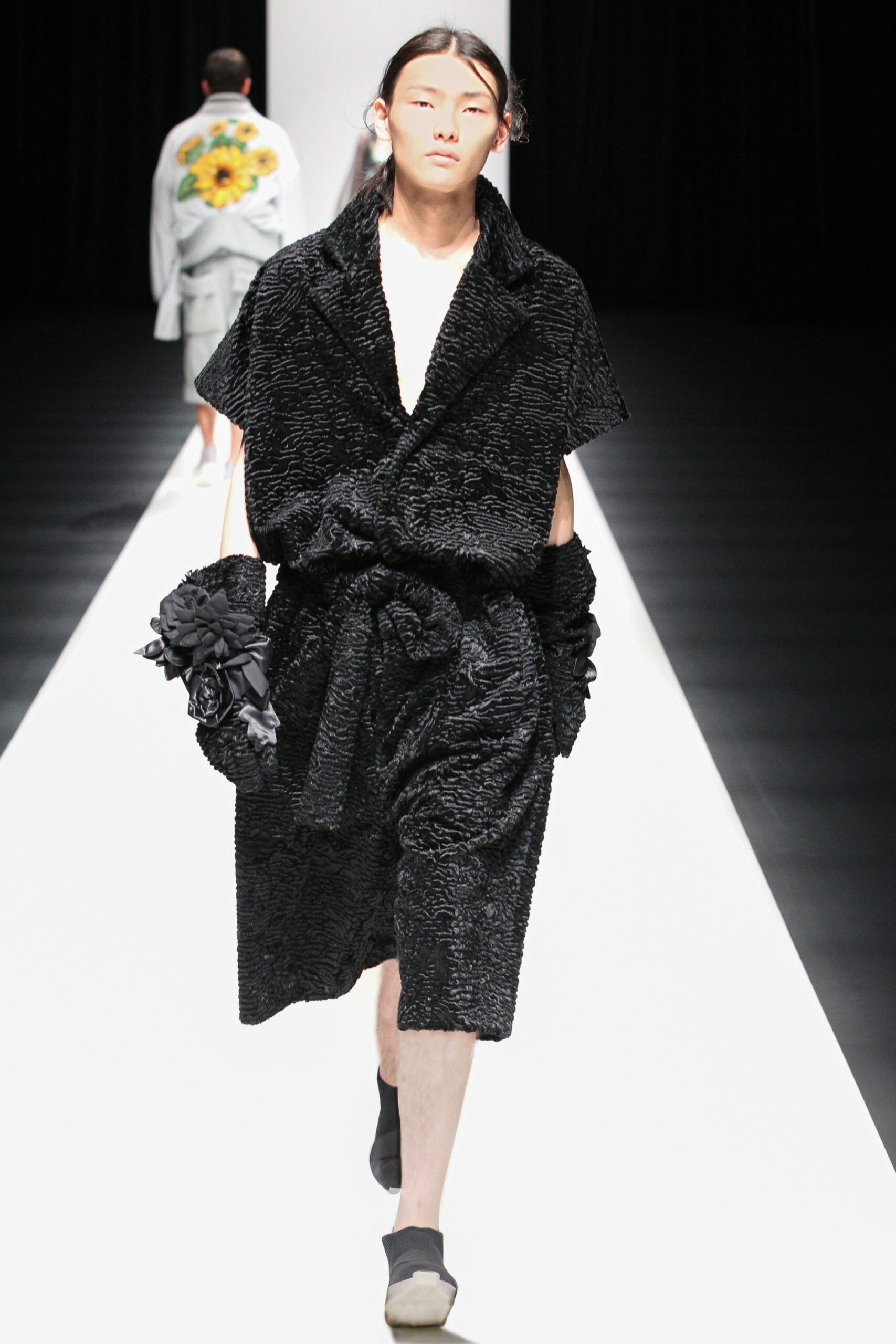 black fur sleeveless collared relaxed draped belted coat