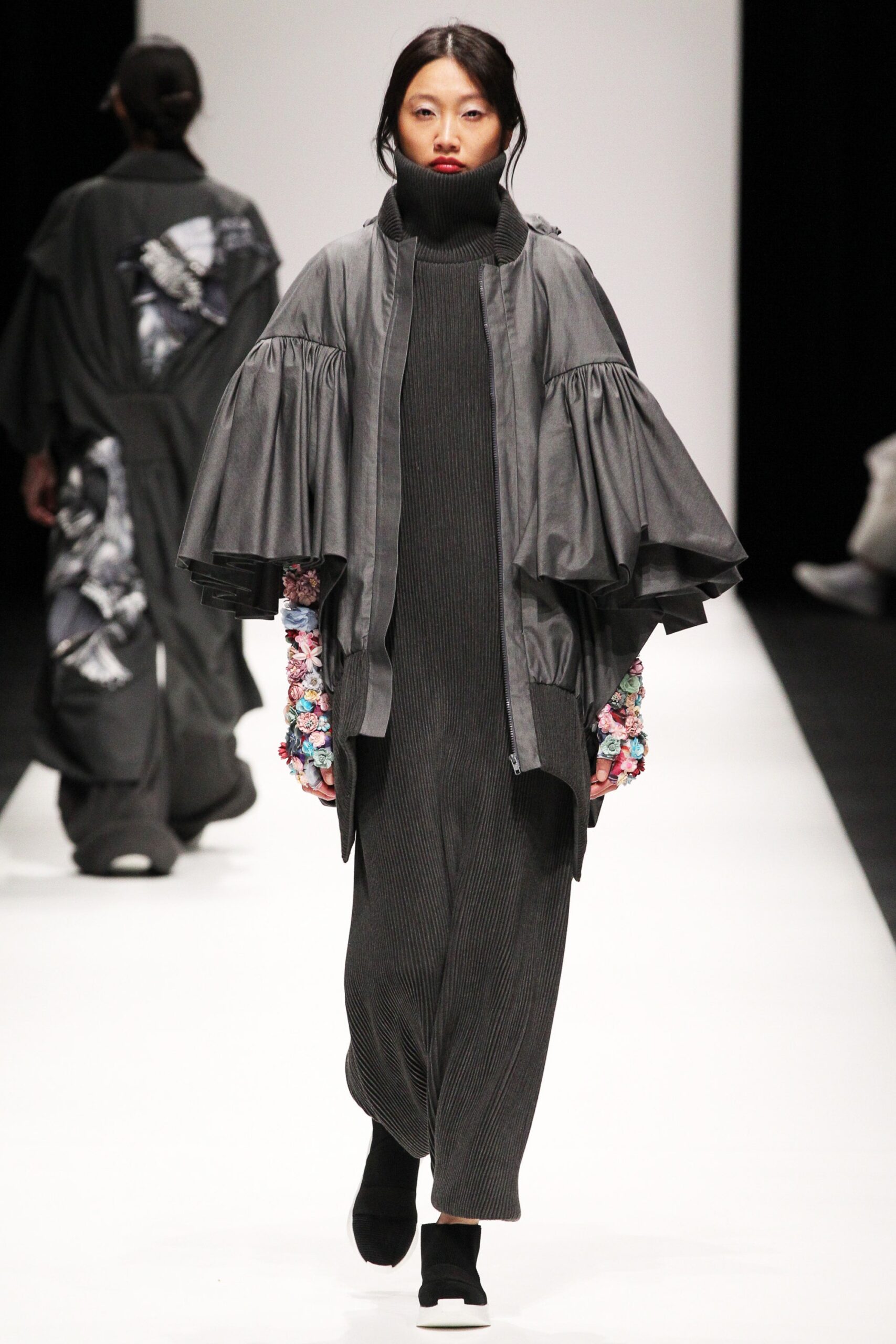 gray cotton long-sleeve collared oversized pleated jacket