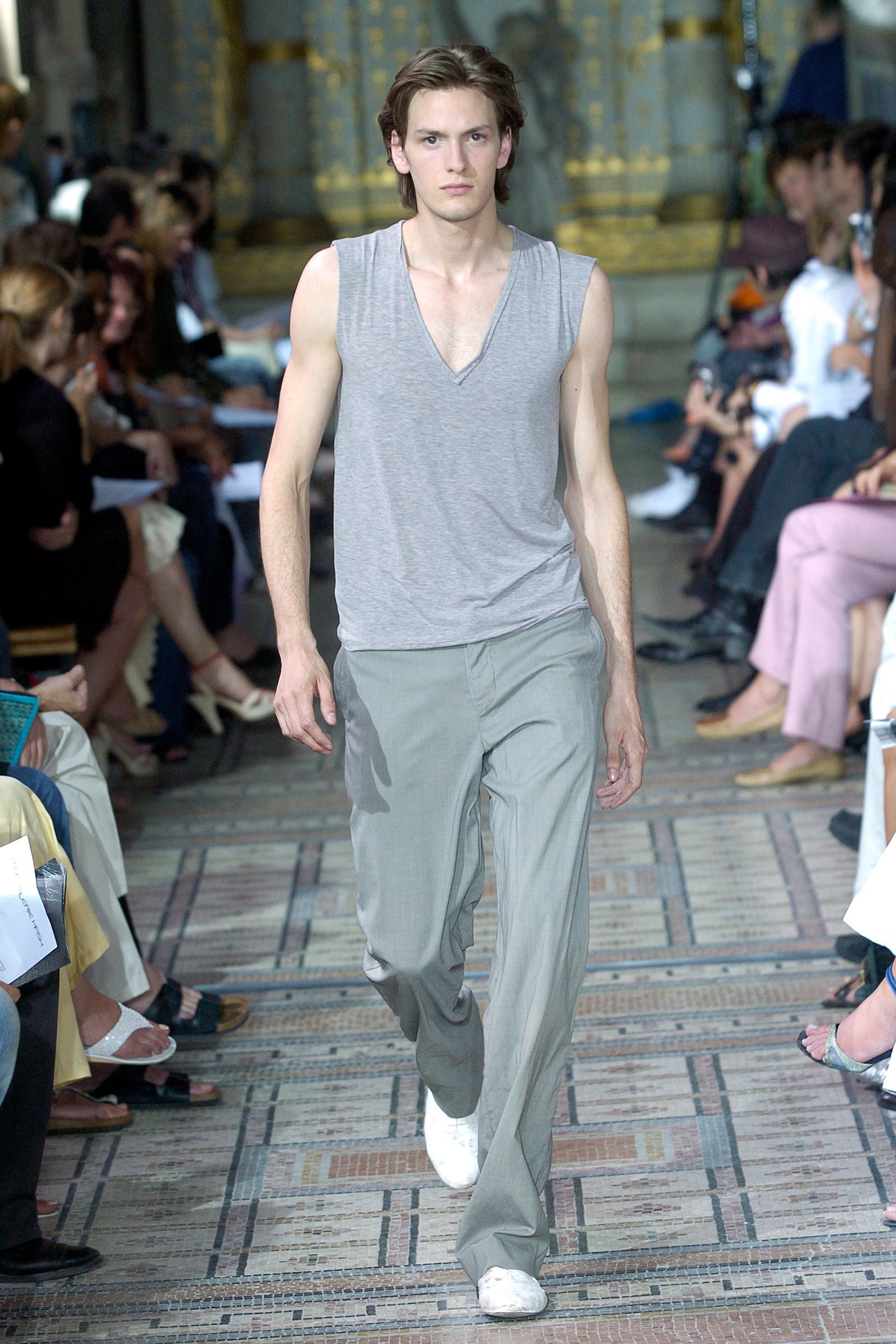 gray cotton sleeveless v-neck fitted tank-top