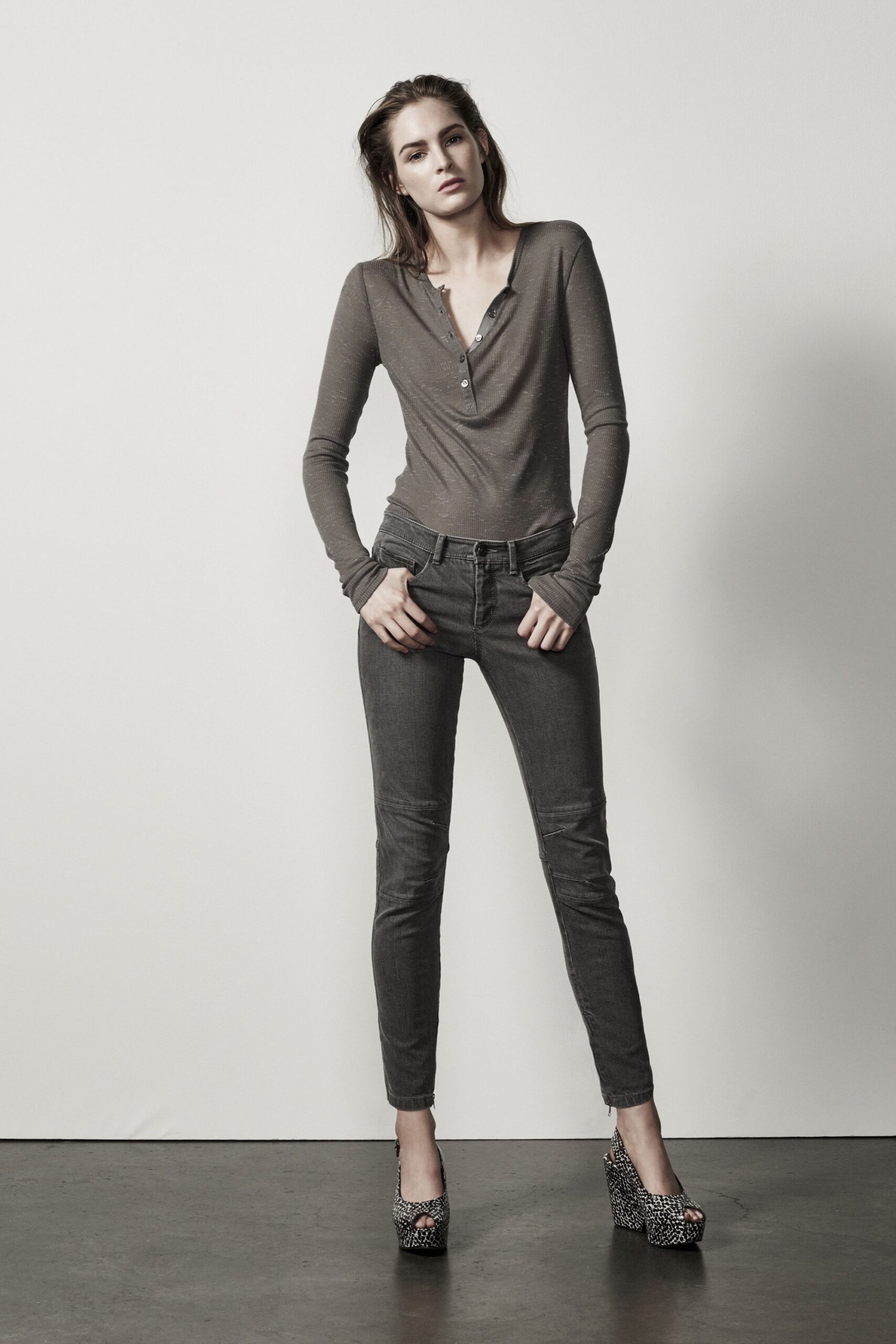 gray cotton long-sleeve collared fitted buttoned top