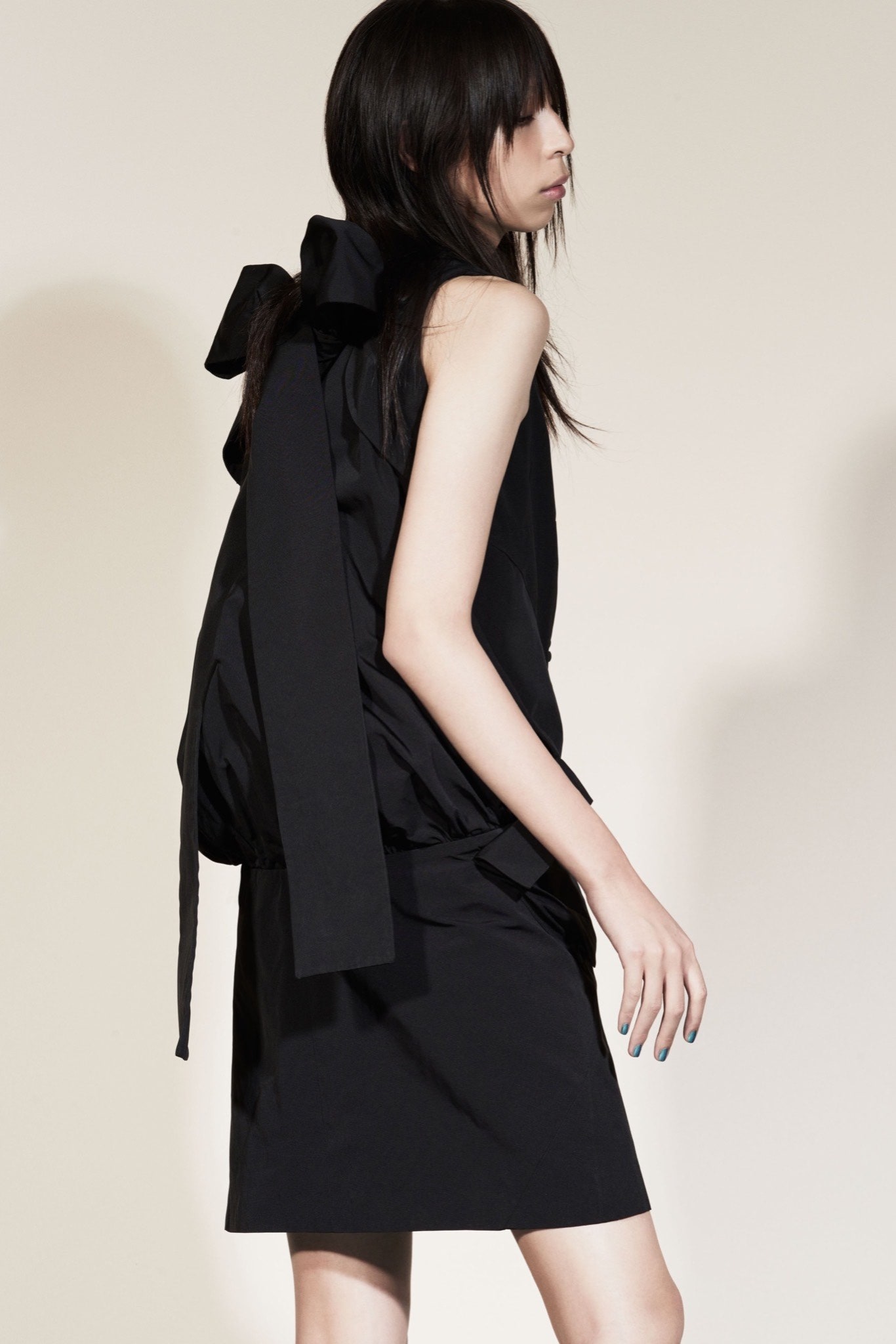 black fitted sleeveless dress