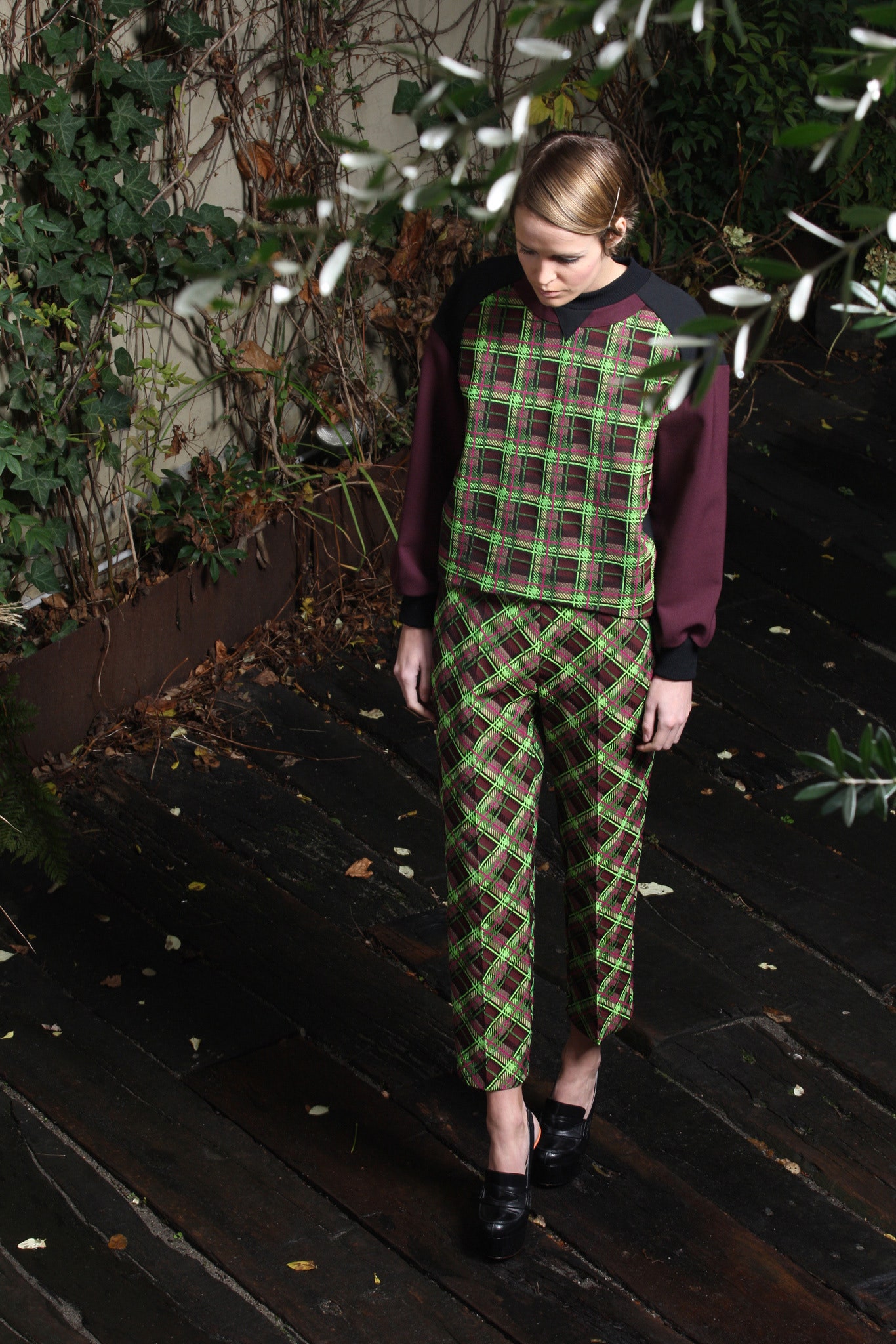green long-sleeve collared fitted checked top