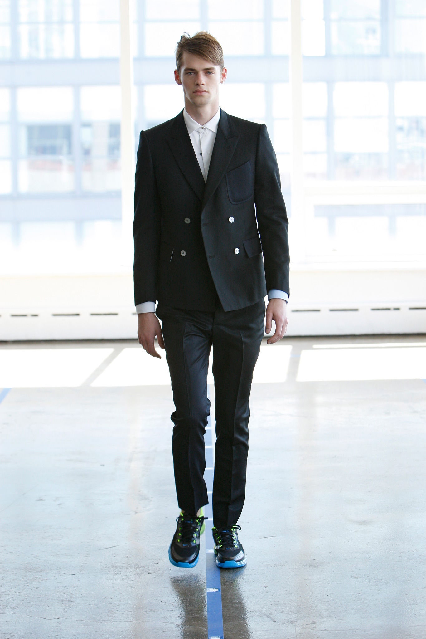 black wool long-sleeve collared tailored buttoned suit