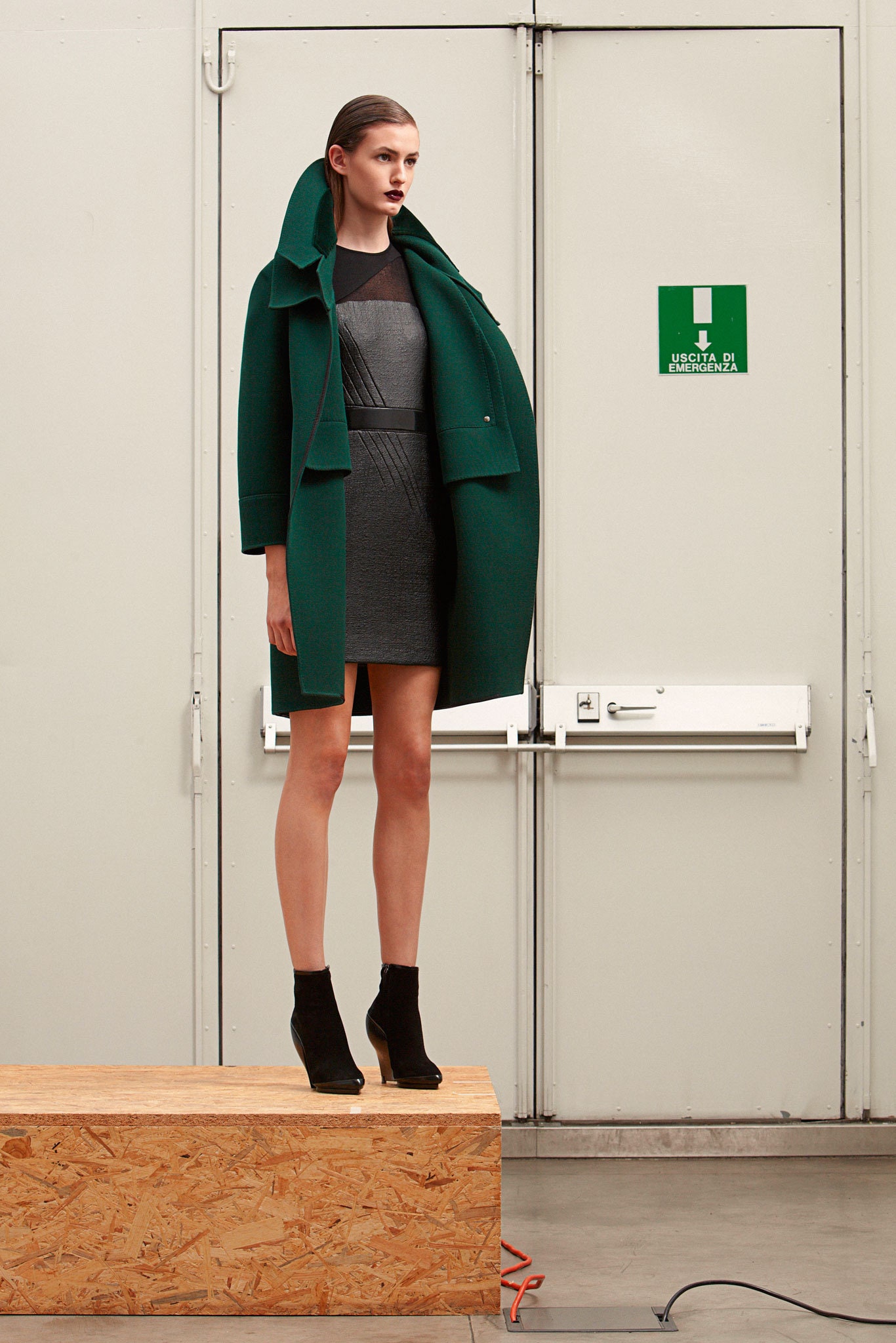 green wool long-sleeve collared tailored buttoned coat