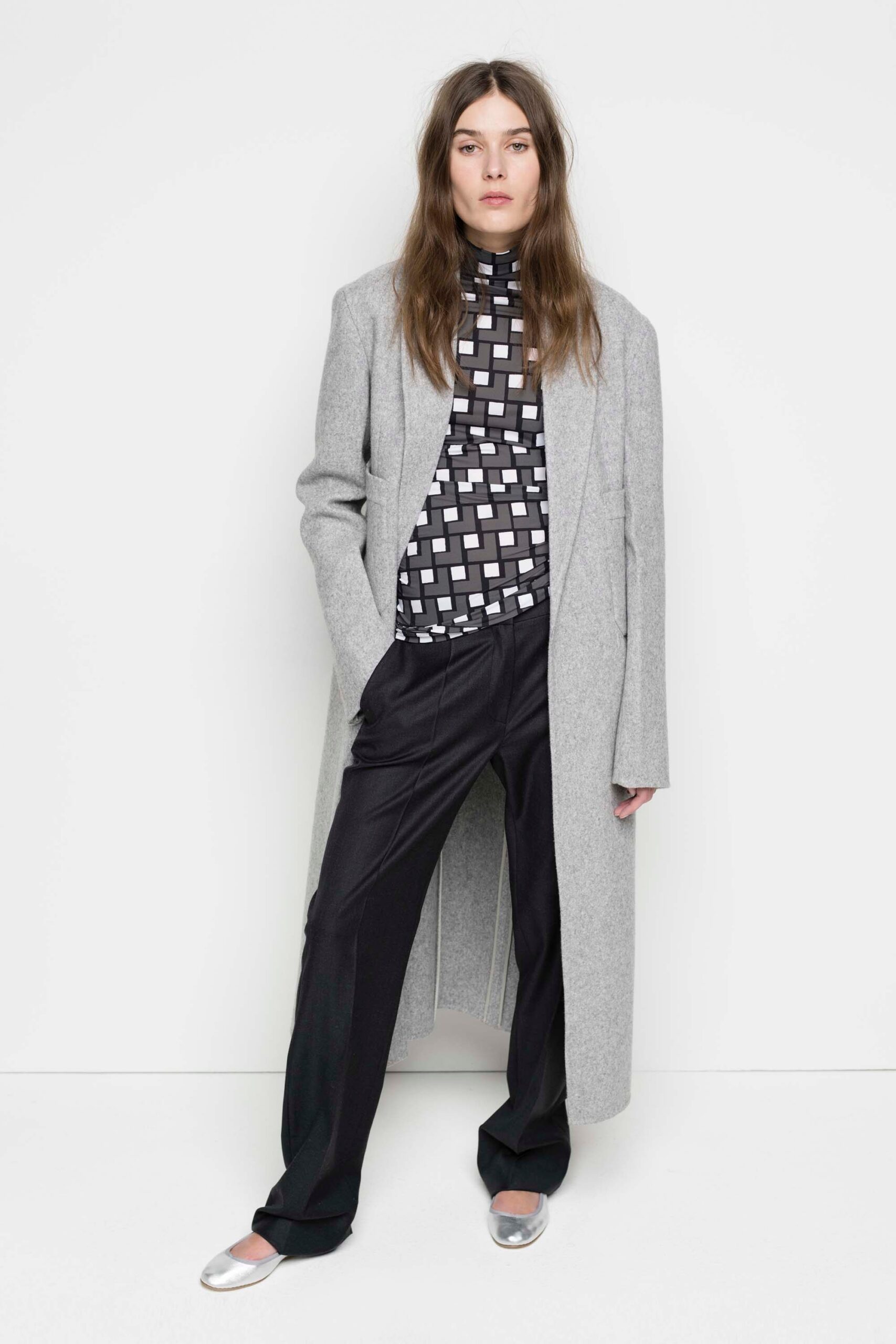 gray wool long-sleeve collared oversized straight-leg coat