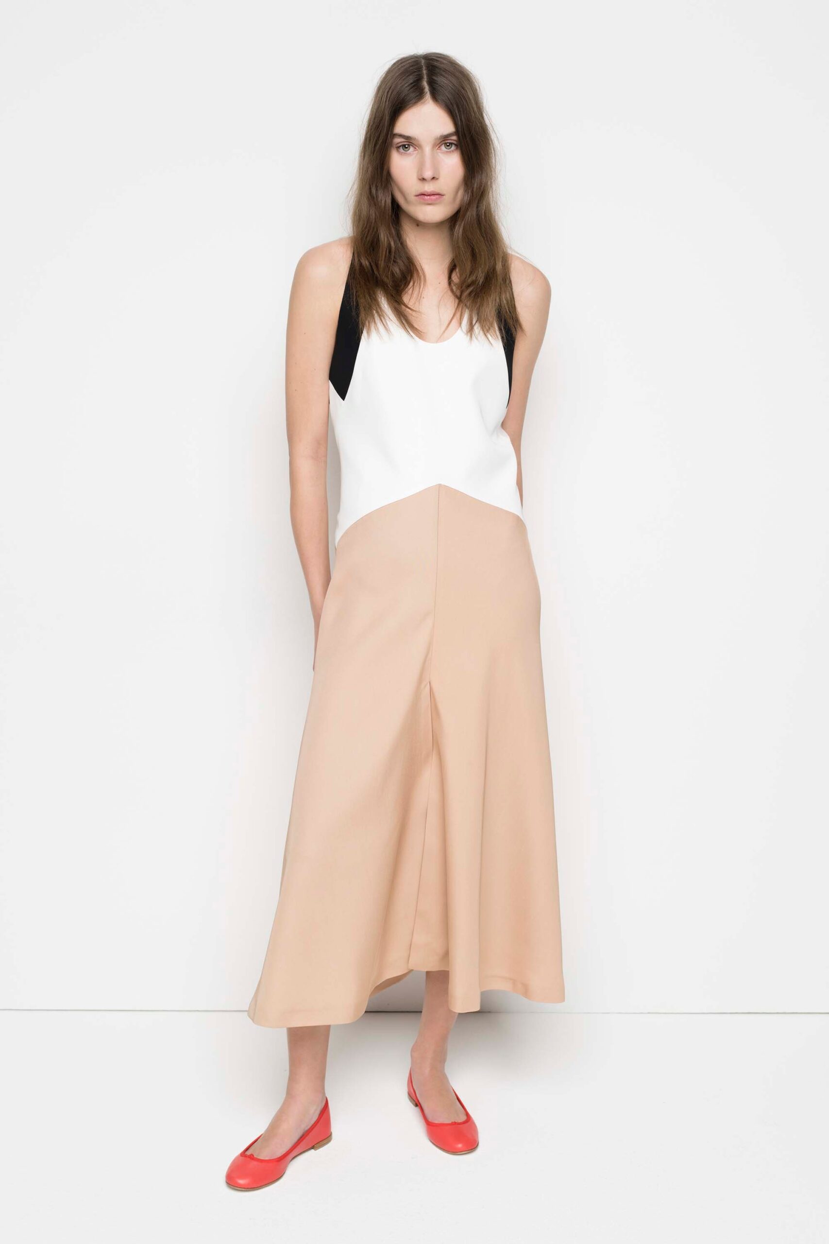 color-blocked midi dress with red shoes