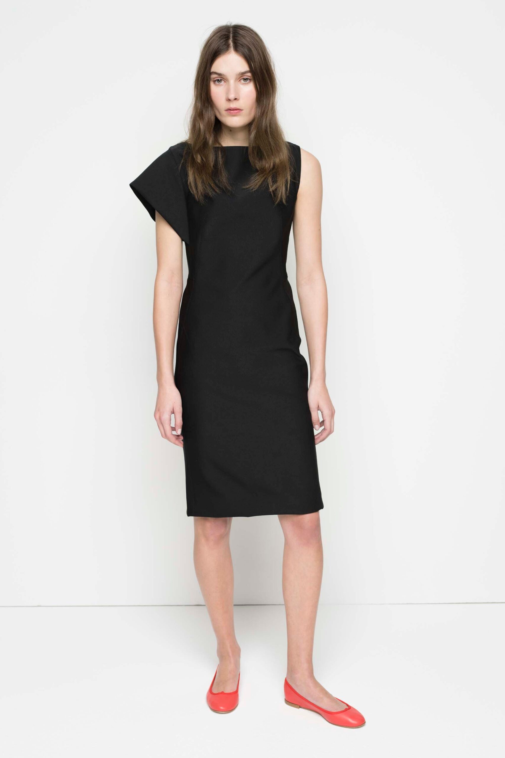 black fitted asymmetric dress with coral shoes