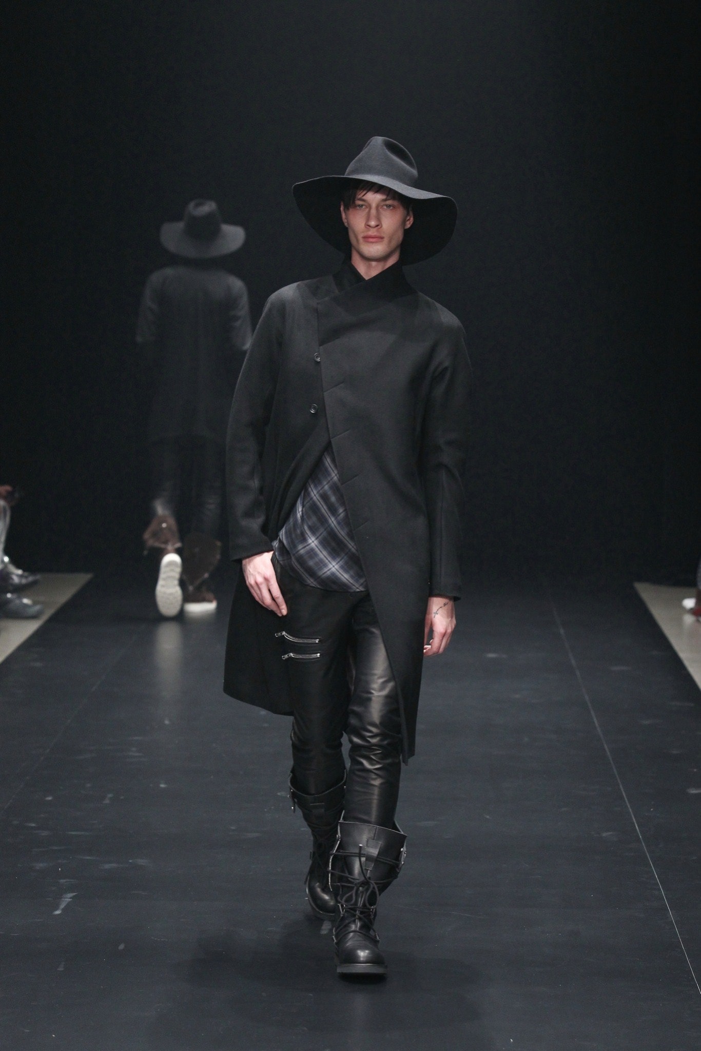 black wool long-sleeve collared fitted coat