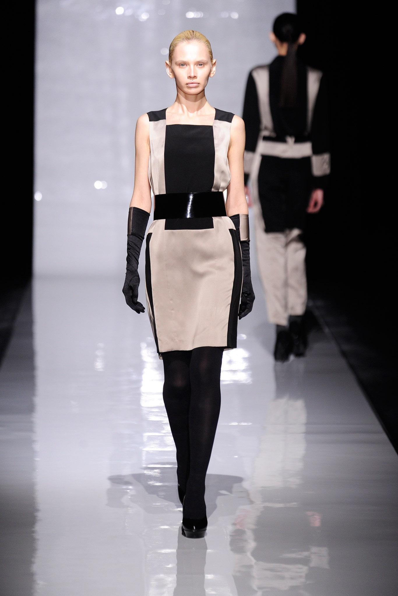 black fitted gloves
