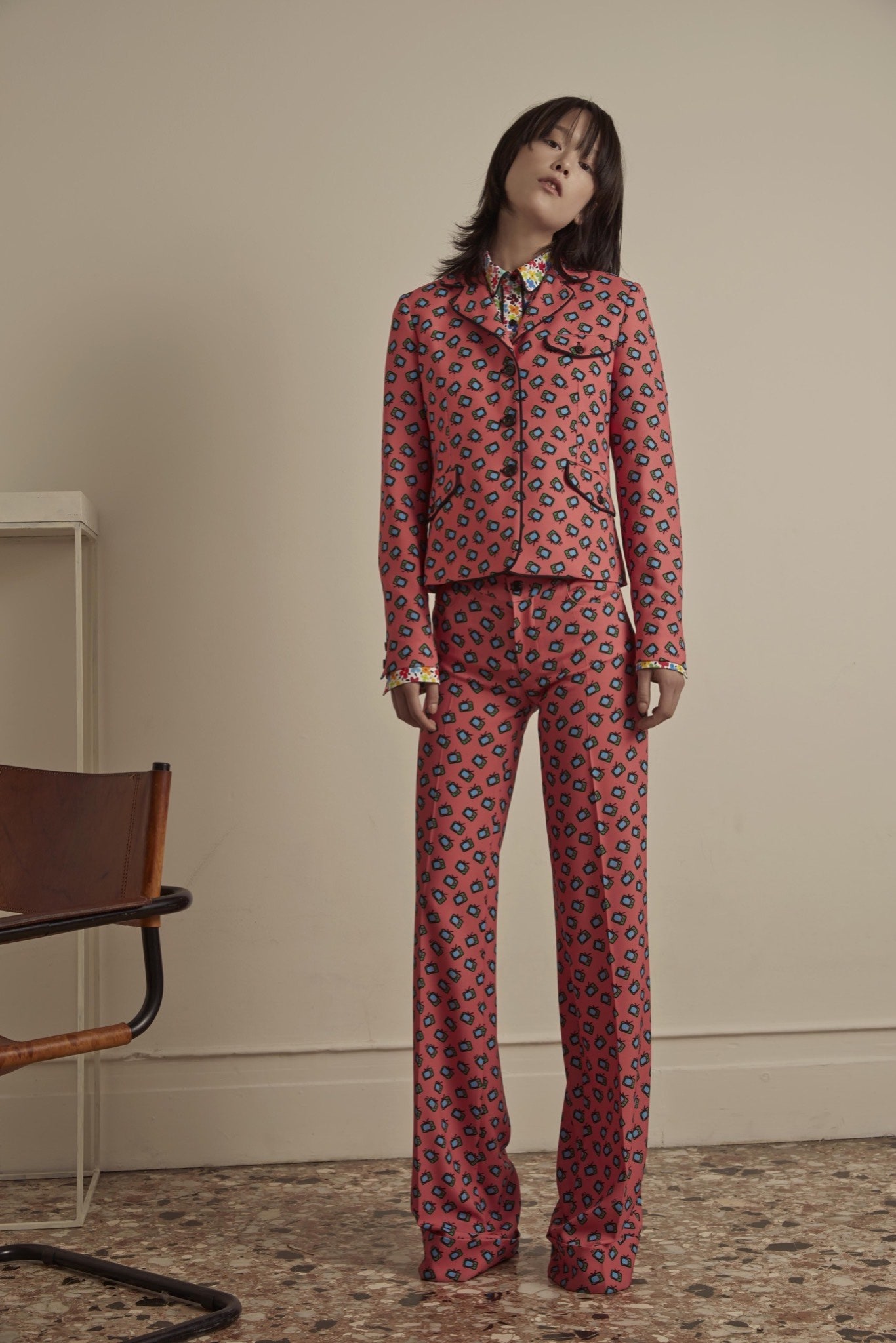 red long-sleeve collared fitted printed blazer