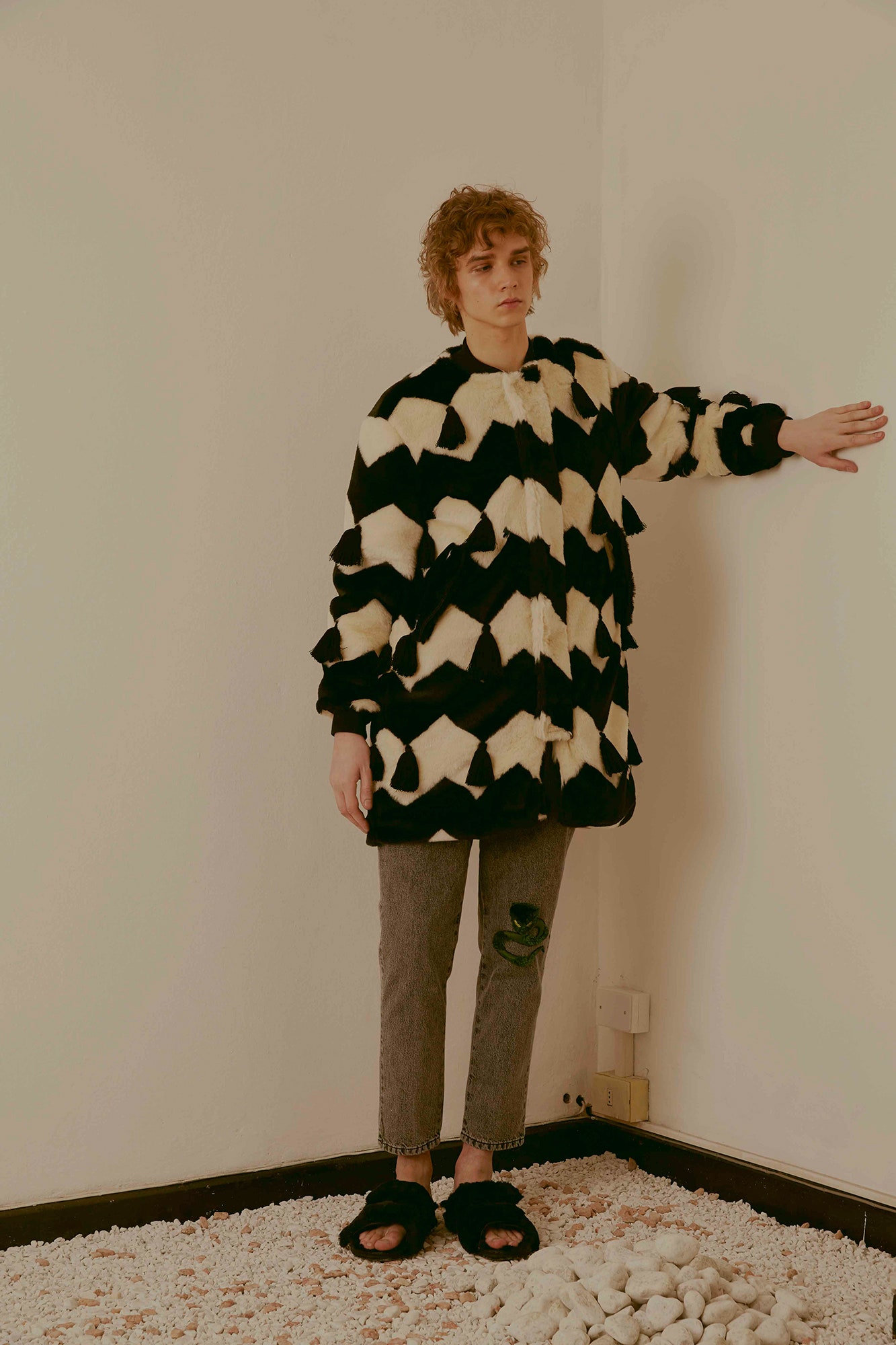 black faux-fur long-sleeve collared relaxed layered coat