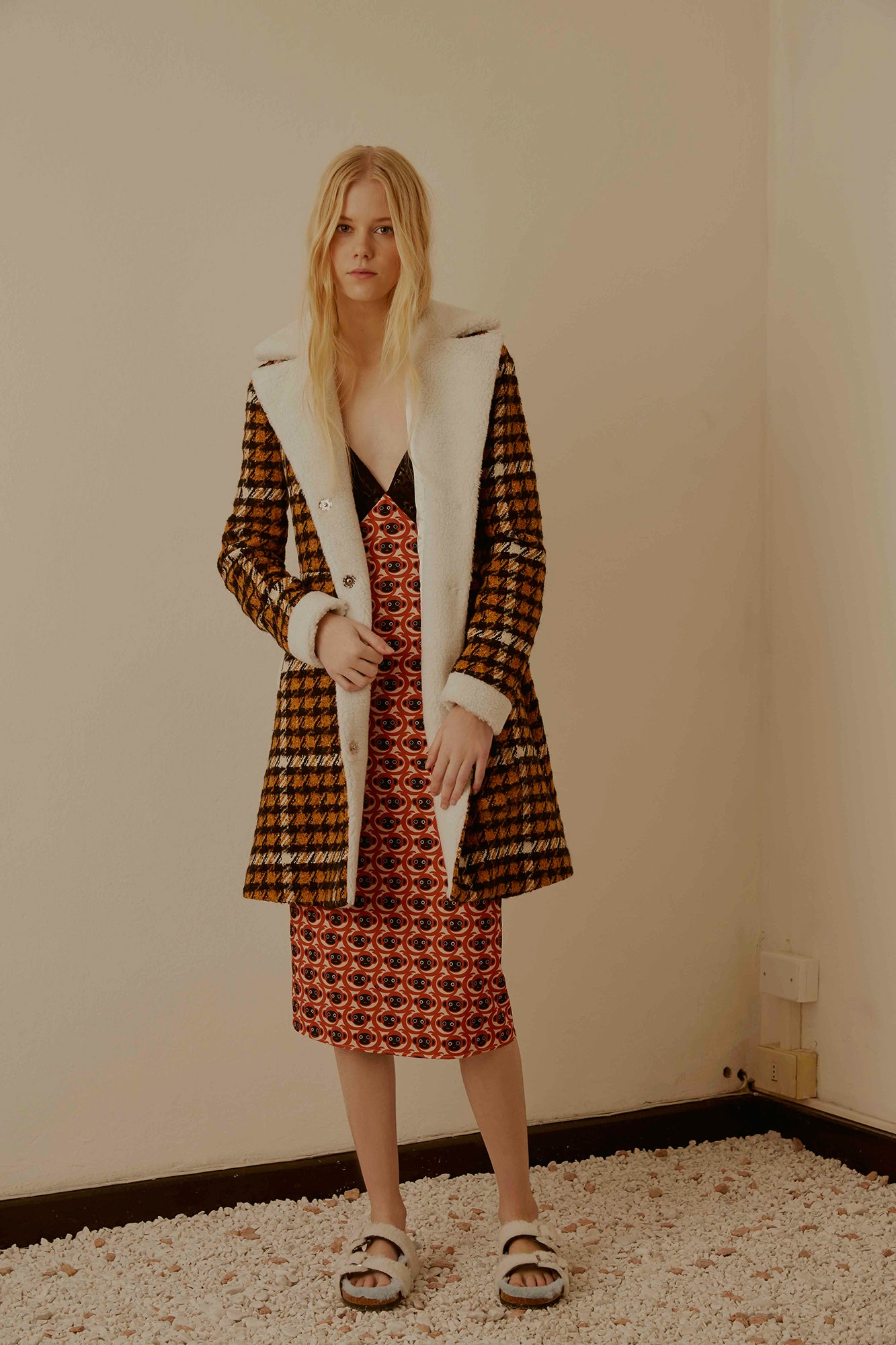 brown wool long-sleeve collared fitted checked coat