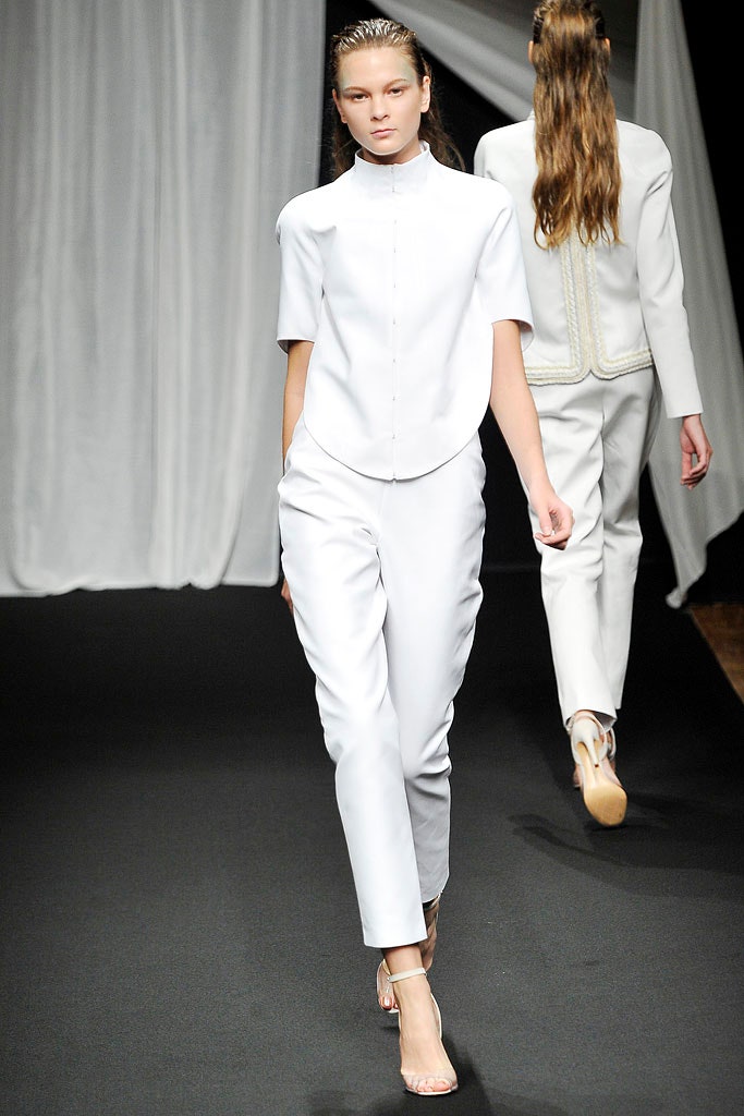 white cotton short-sleeve collared fitted structured top