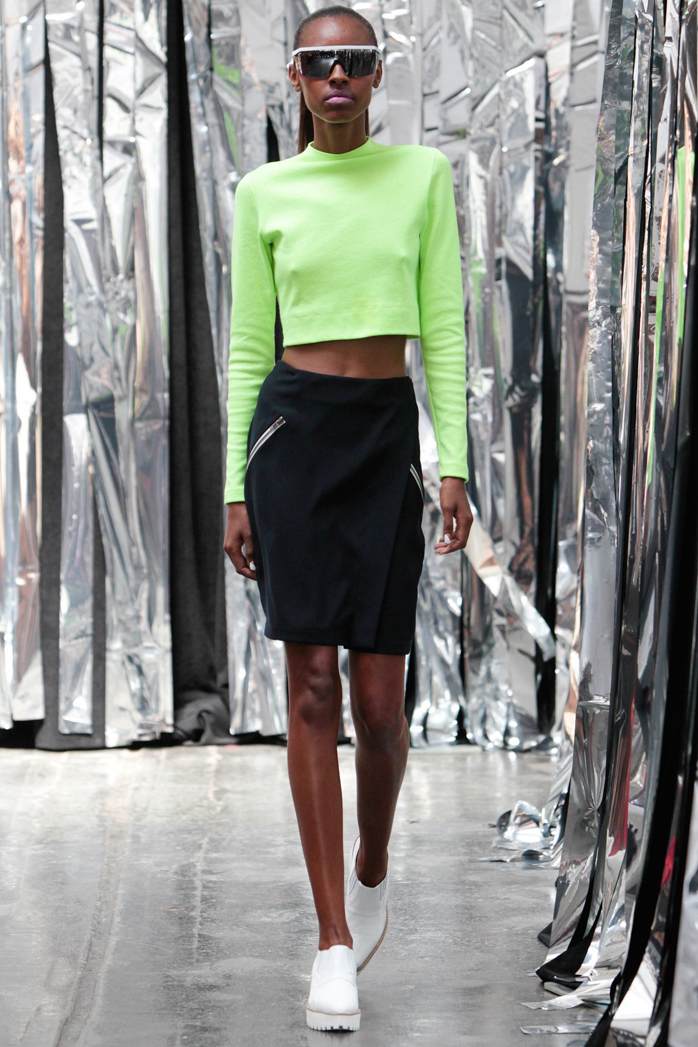 green cotton long-sleeve scoop-neck fitted cropped top