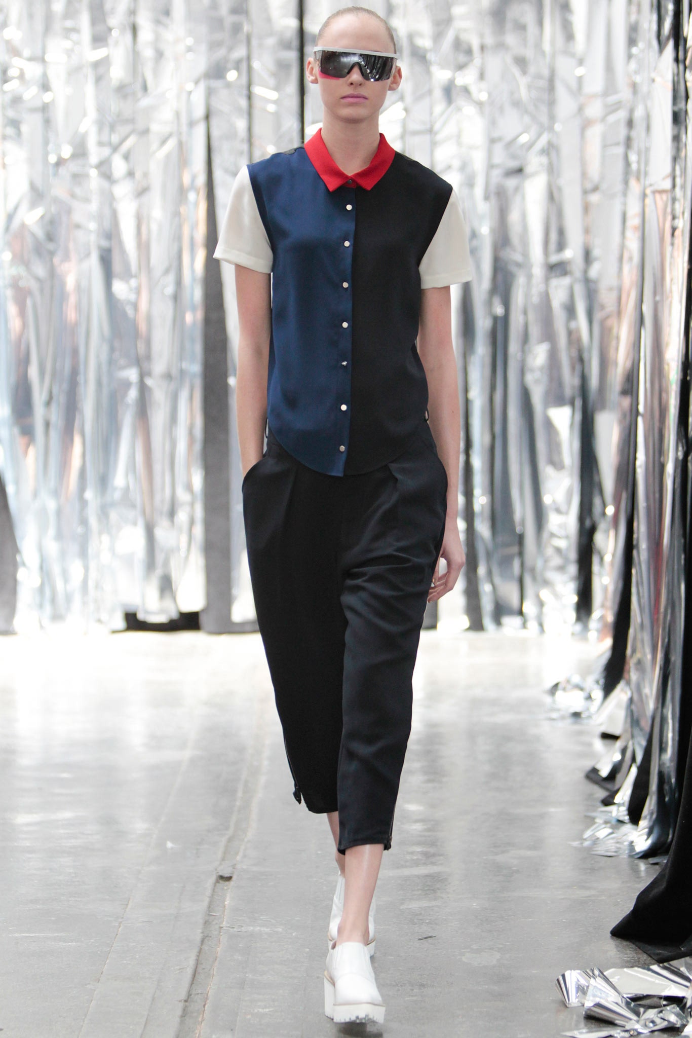 blue short-sleeve collared relaxed buttoned shirt
