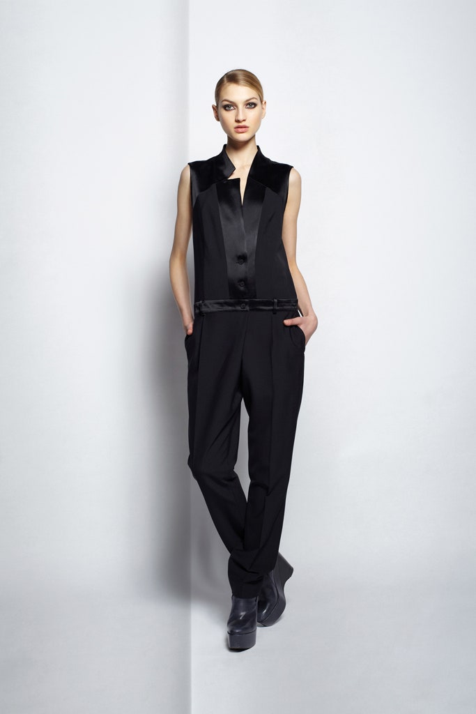 black silk sleeveless collared fitted buttoned top