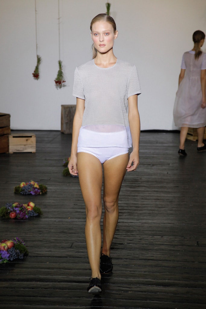 gray cotton short-sleeve collared fitted textured top