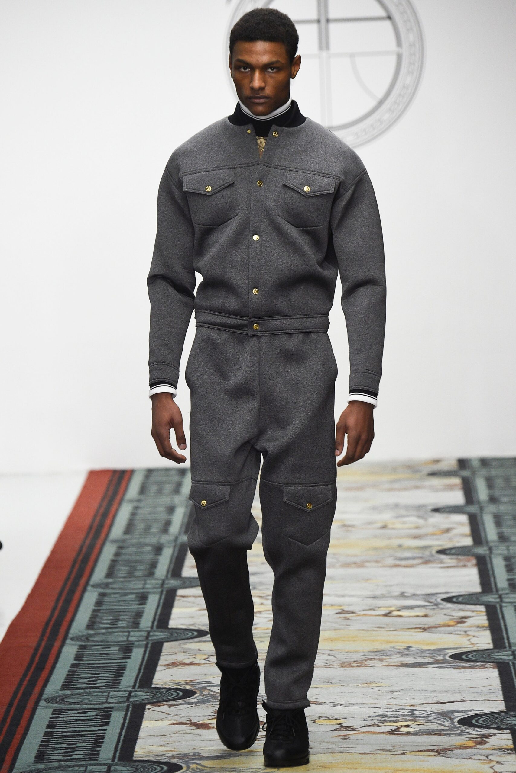 gray wool long-sleeve collared fitted buttoned pockets jacket