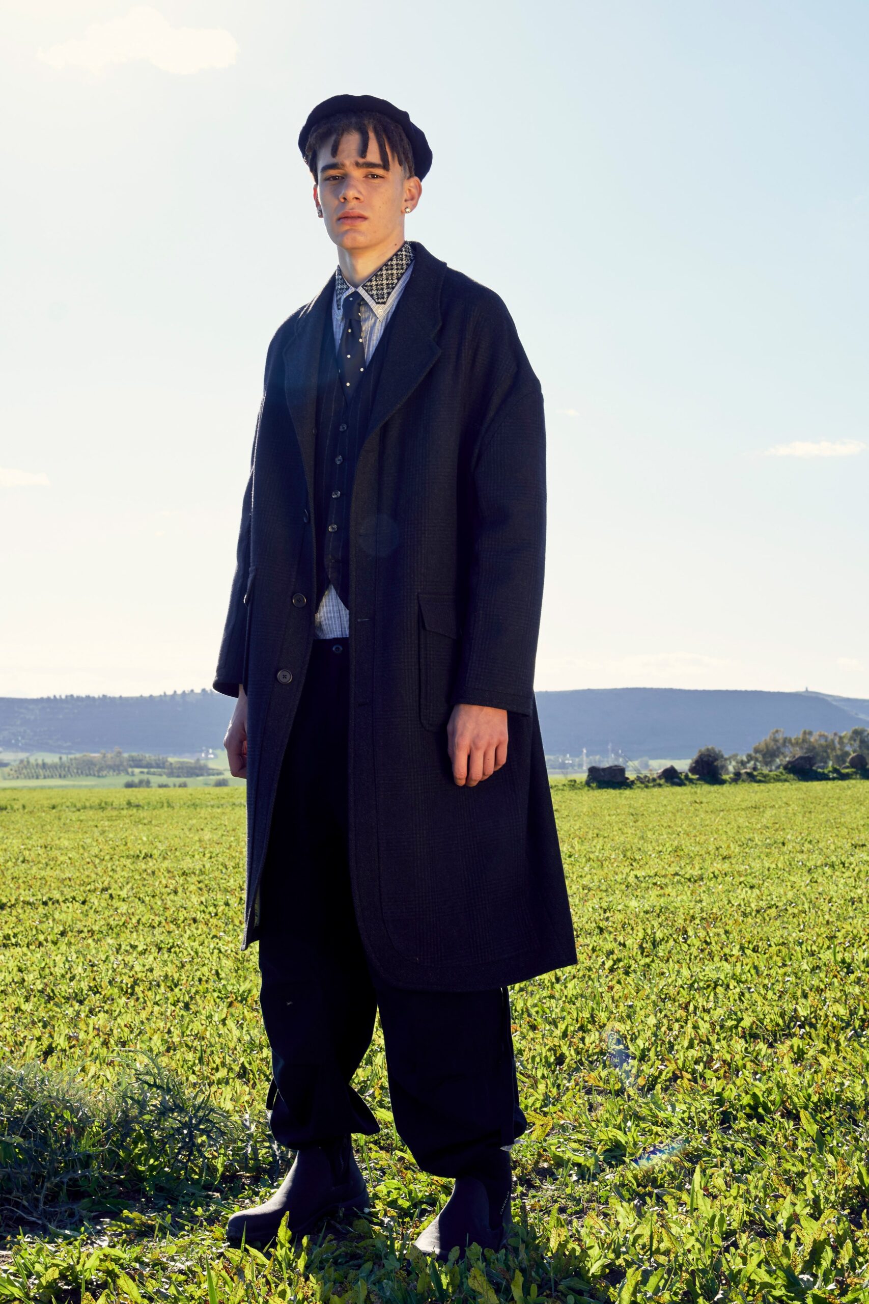 black wool sleeveless collared fitted buttoned vest