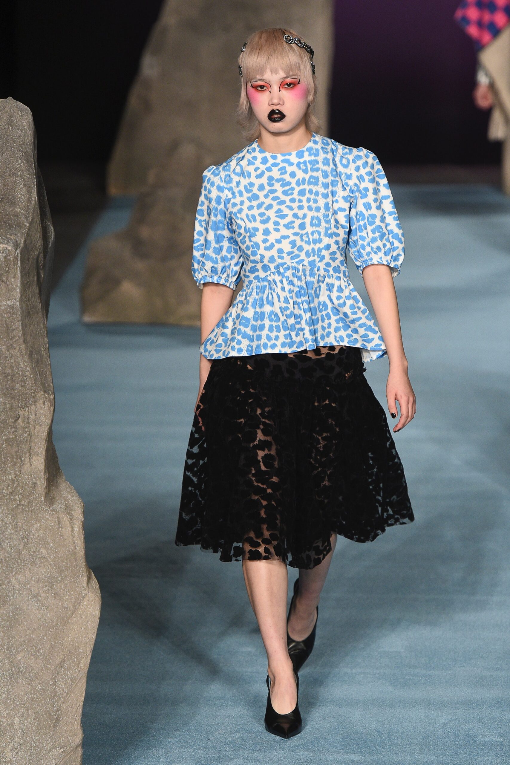 blue short-sleeve collared fitted printed flared top