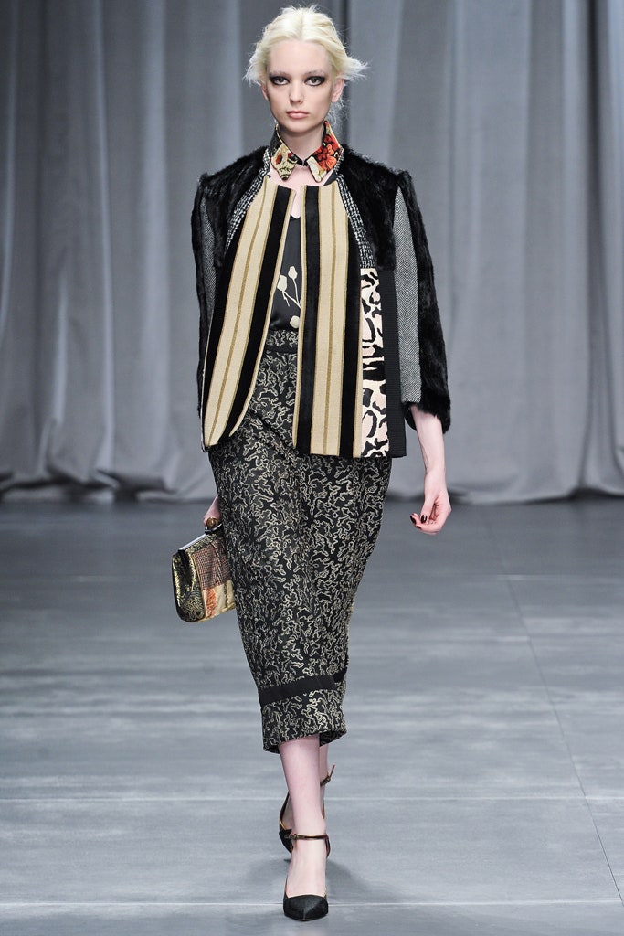 black fur long-sleeve collared fitted layered zippered jacket