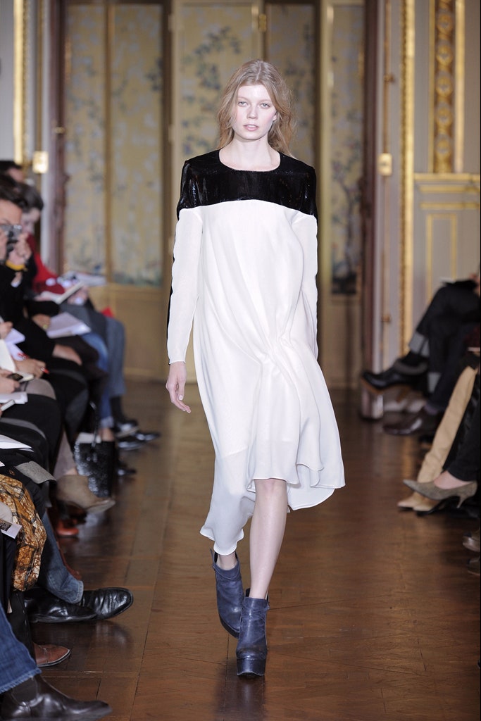relaxed white and black midi dress with blue boots