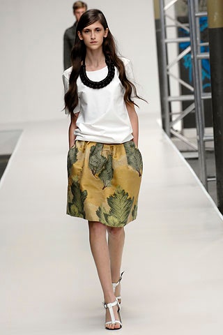 yellow fitted pleated short skirt
