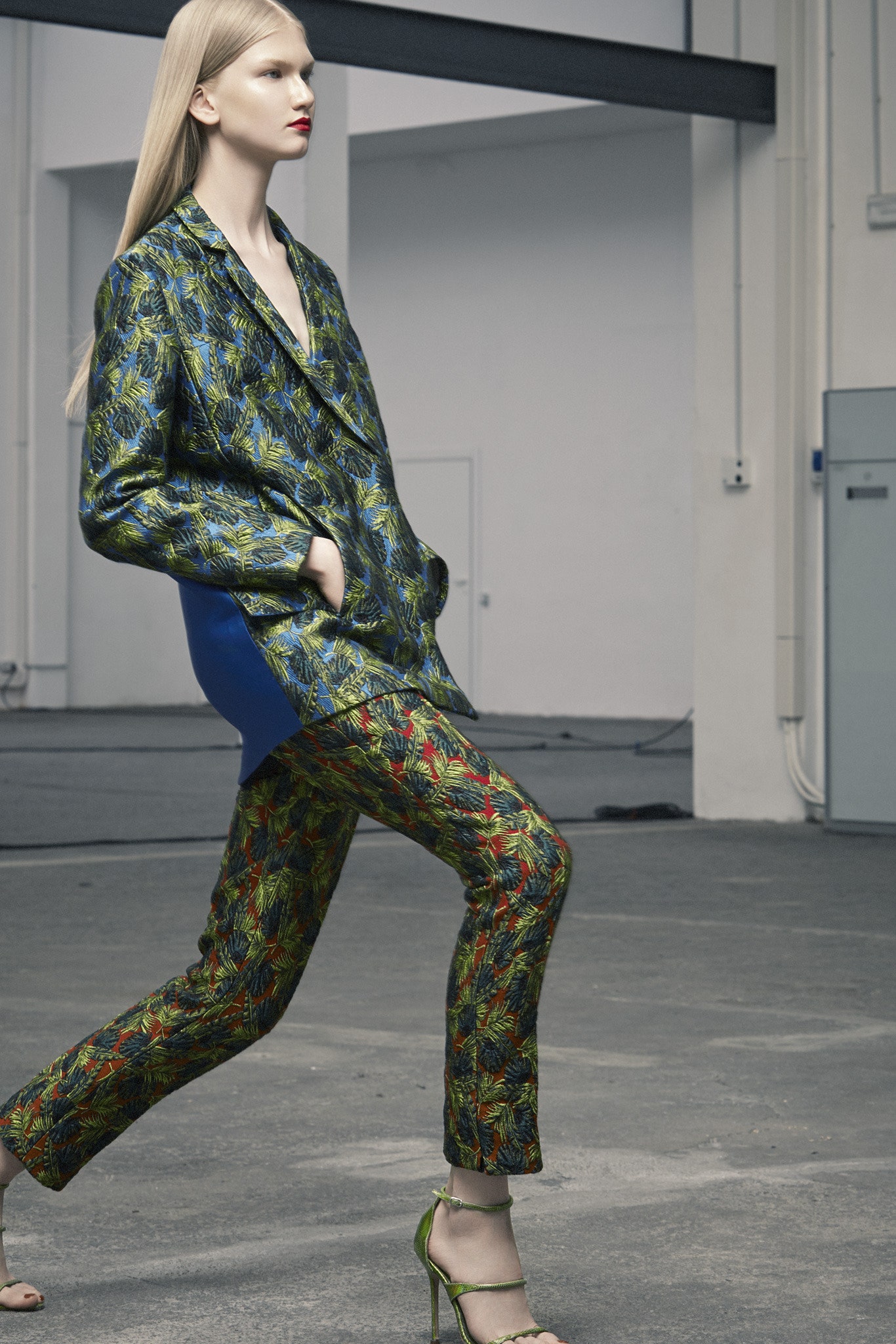 green fitted printed straight-leg pants