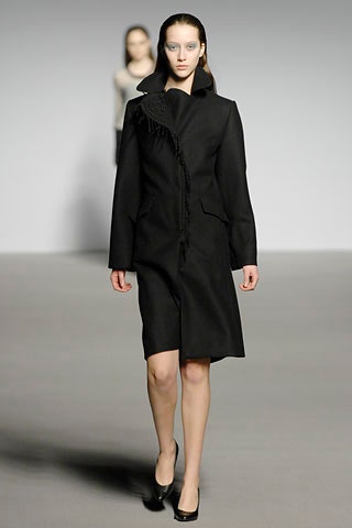 black wool long-sleeve collared fitted structured zippered coat