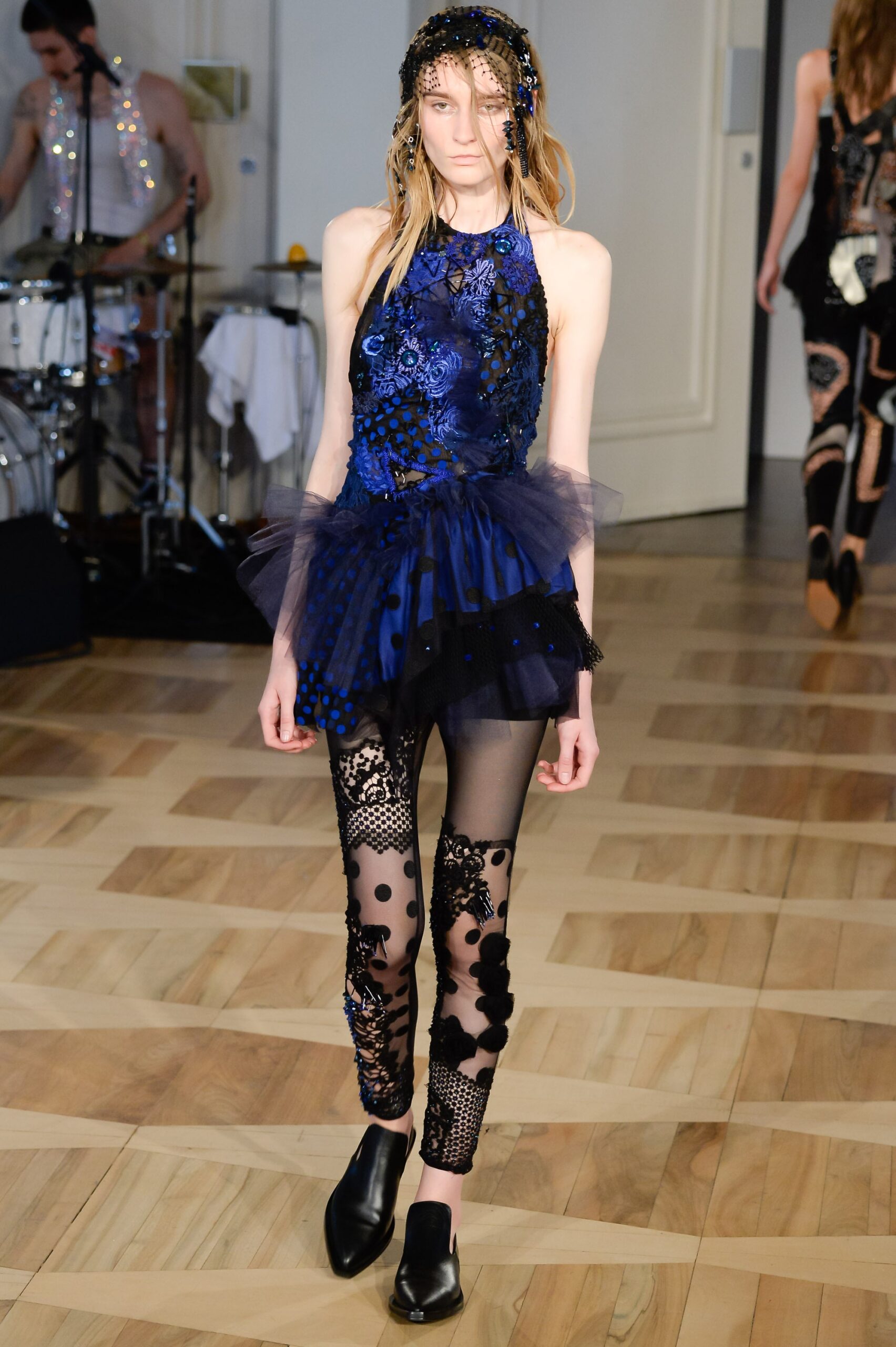 blue ruffled sleeveless top with leggings