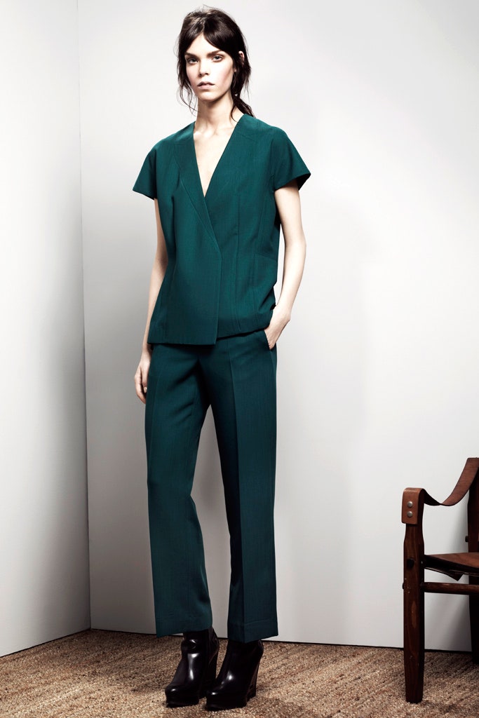 green cotton short-sleeve v-neck fitted structured top