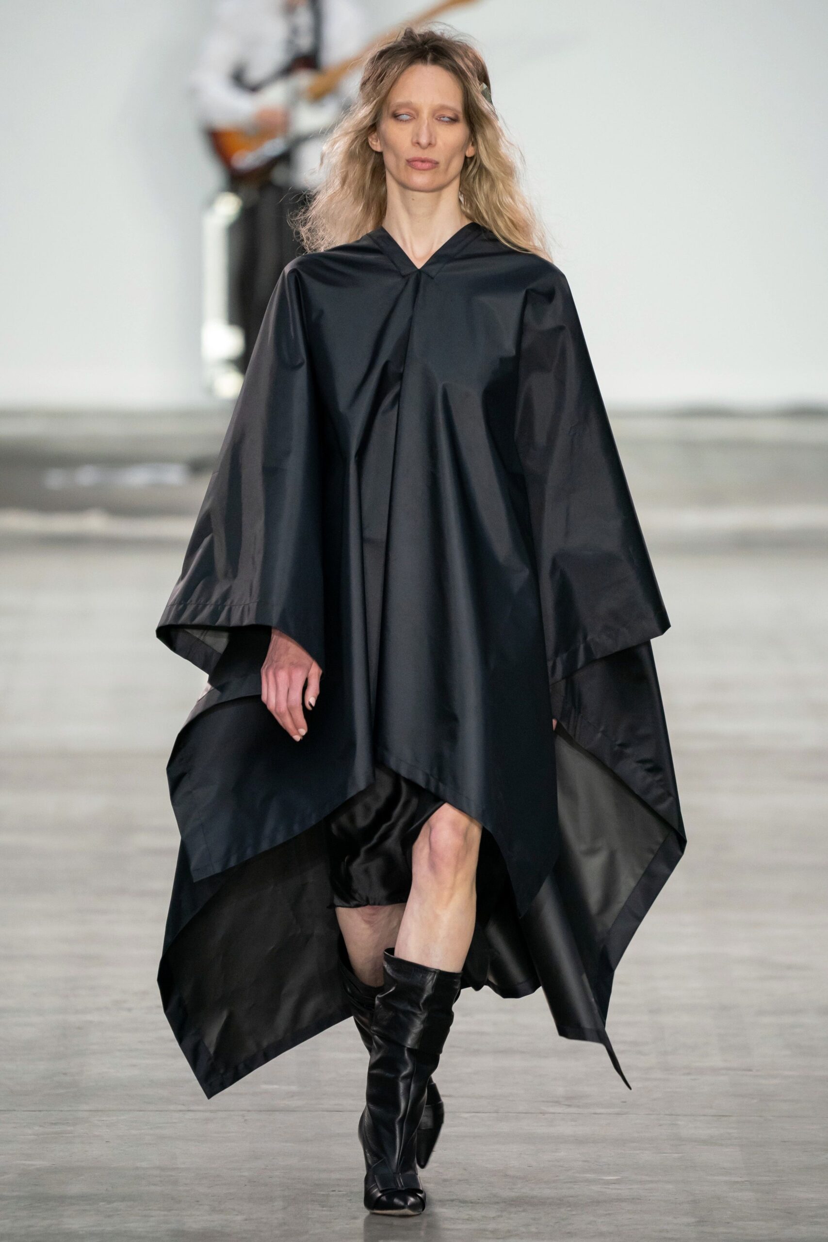 black cotton sleeveless collared relaxed layered poncho