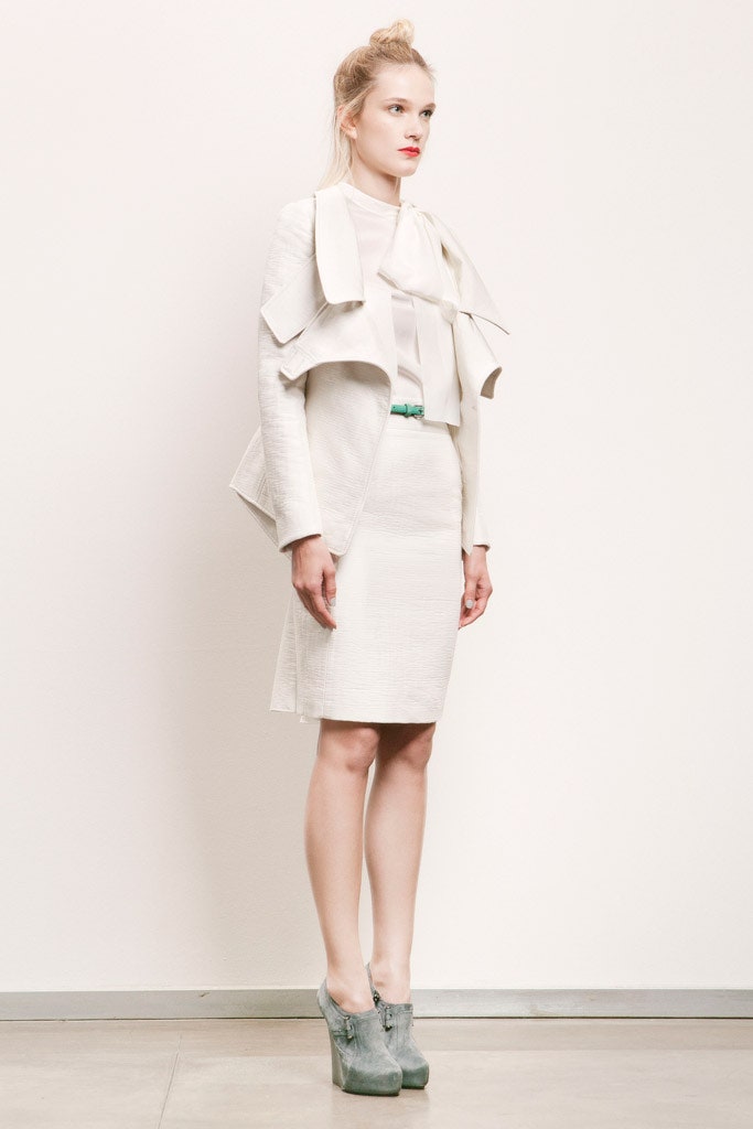 white cotton long-sleeve collared fitted draped jacket
