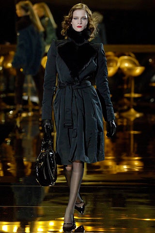 black fitted gloves