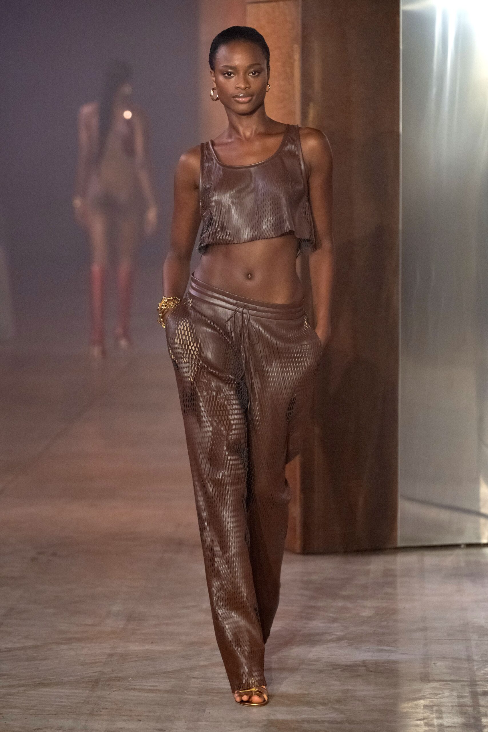 brown leather sleeveless fitted pleated cropped top